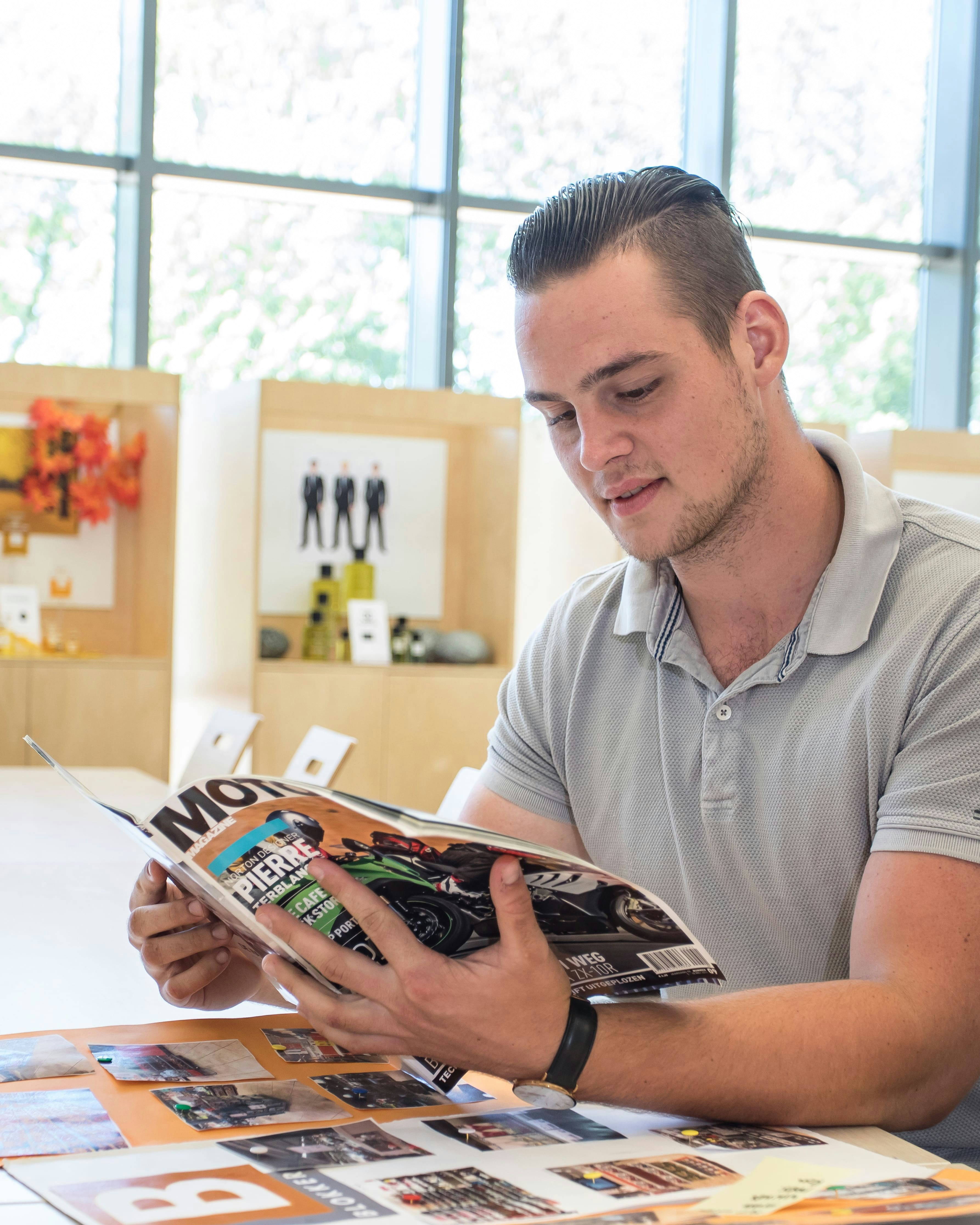 Student met tijdschrift in handen
