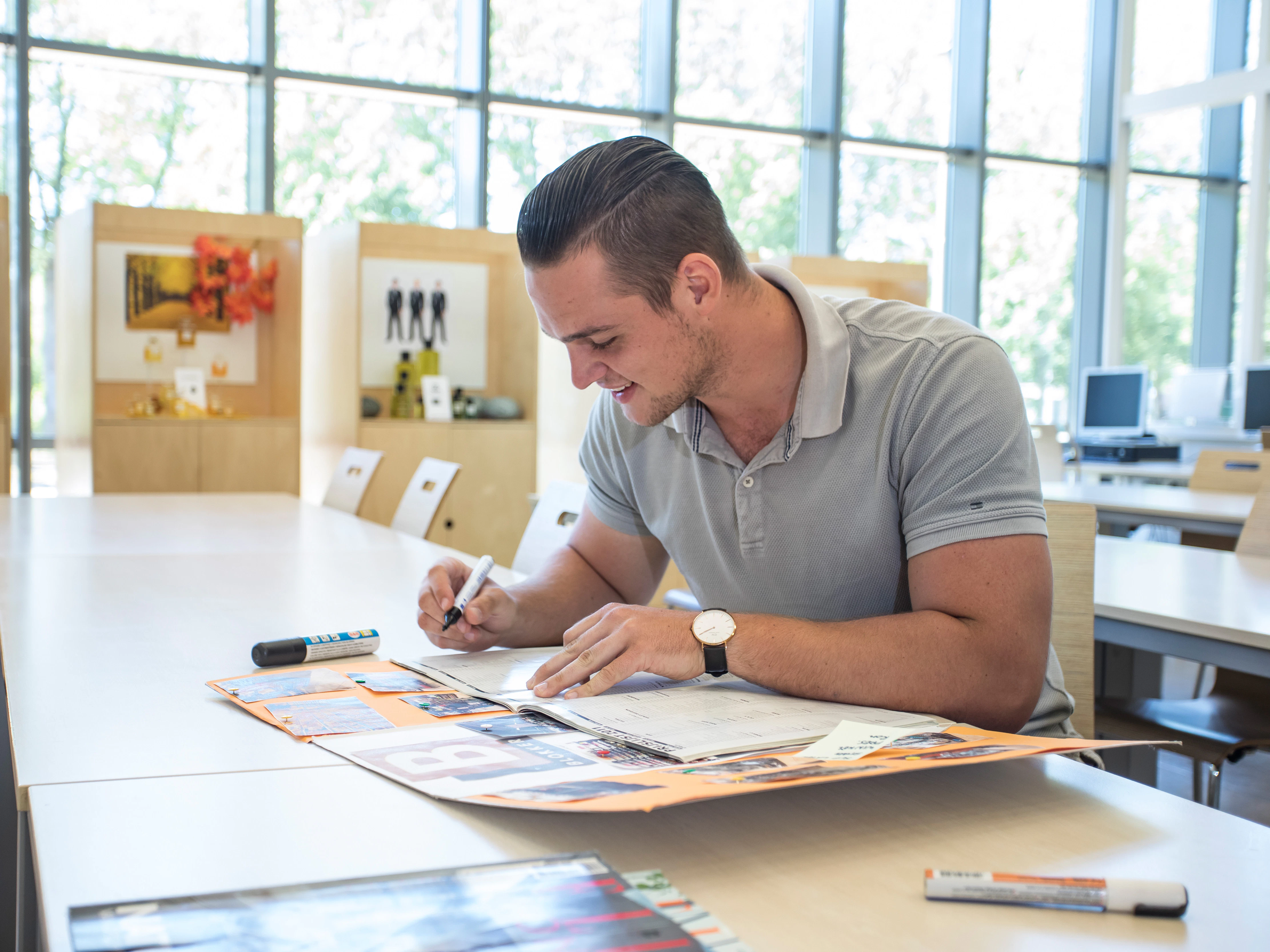 Student doet administratie