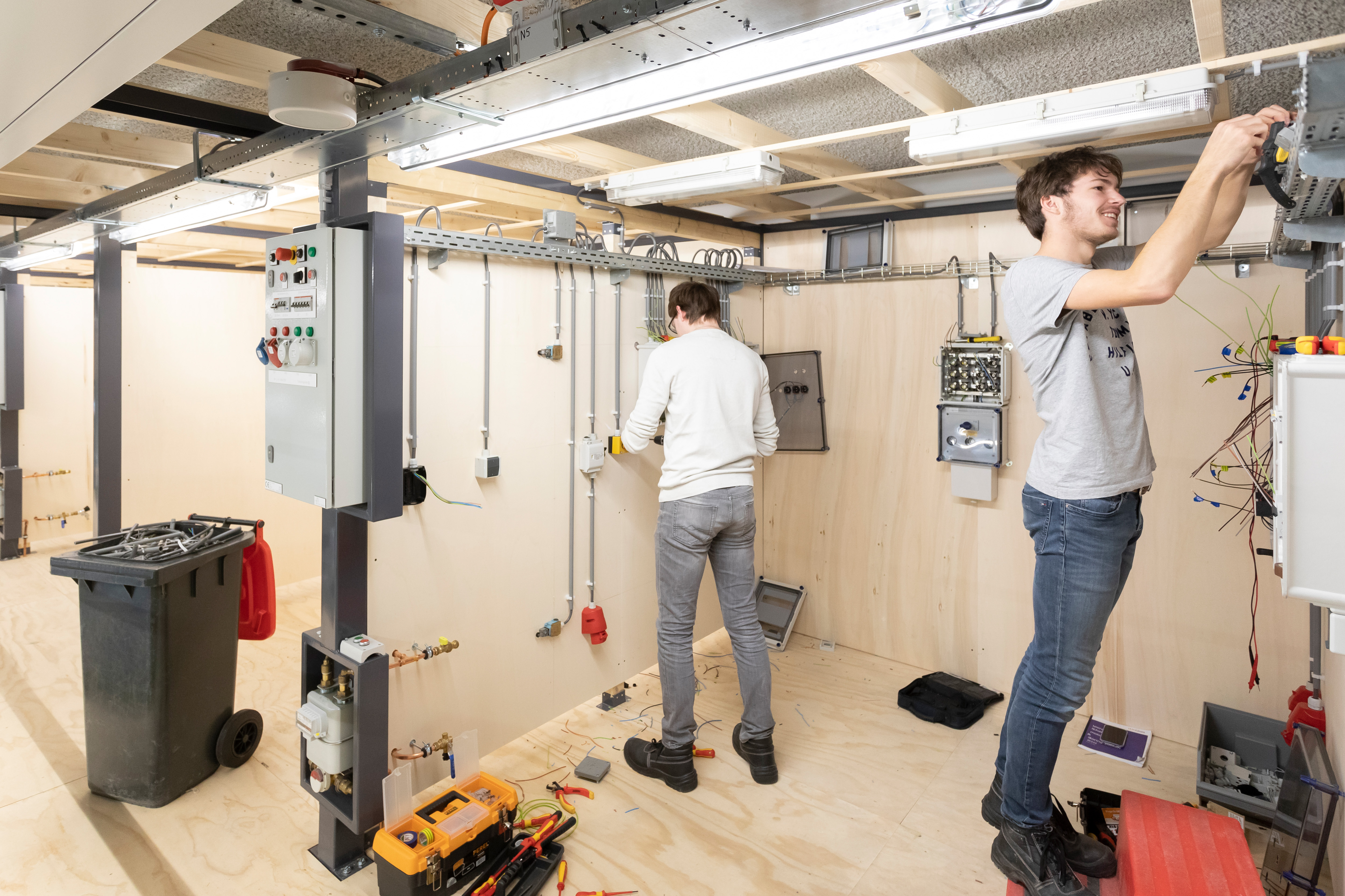 Studenten bezig met leidingwerk