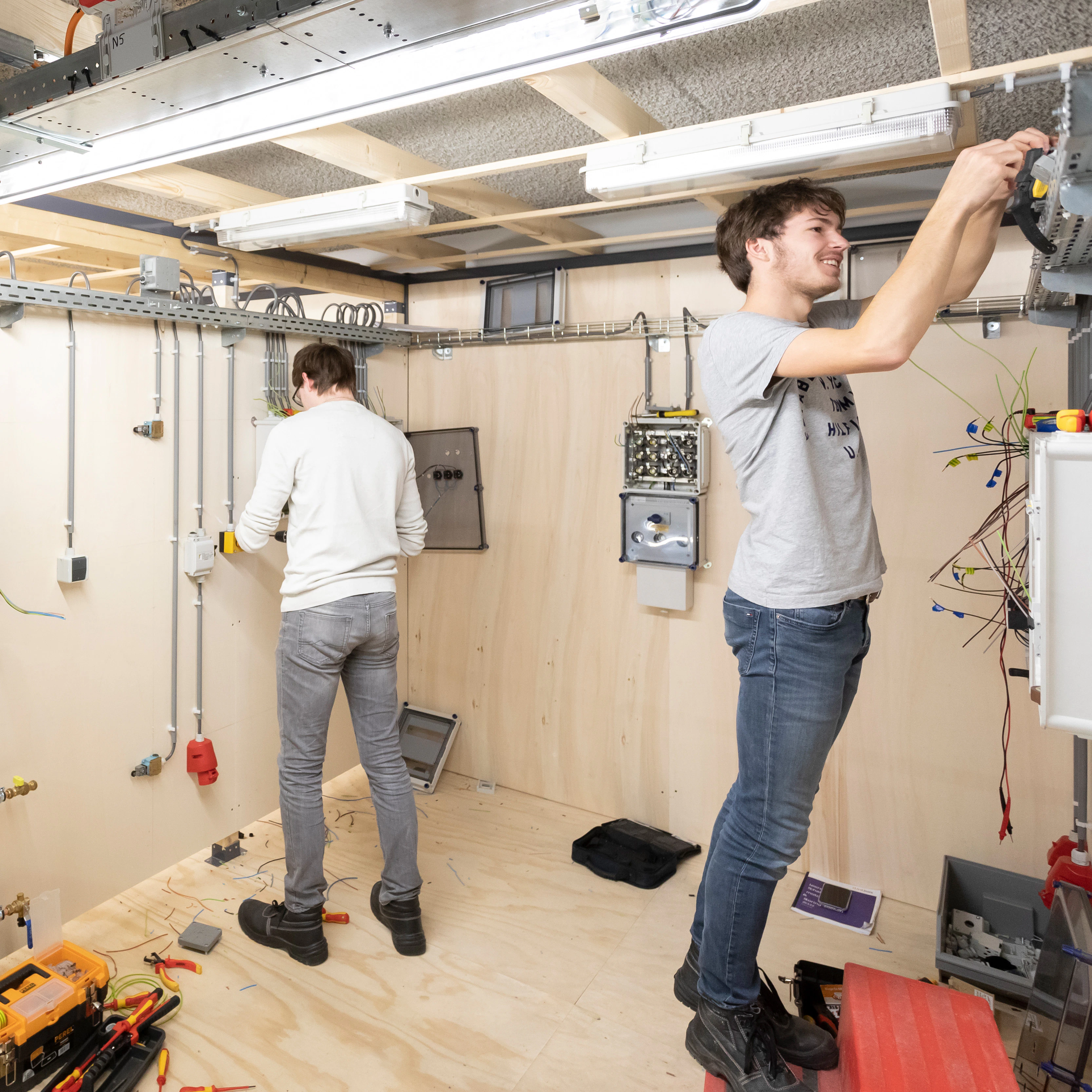 Studenten bezig met leidingwerk