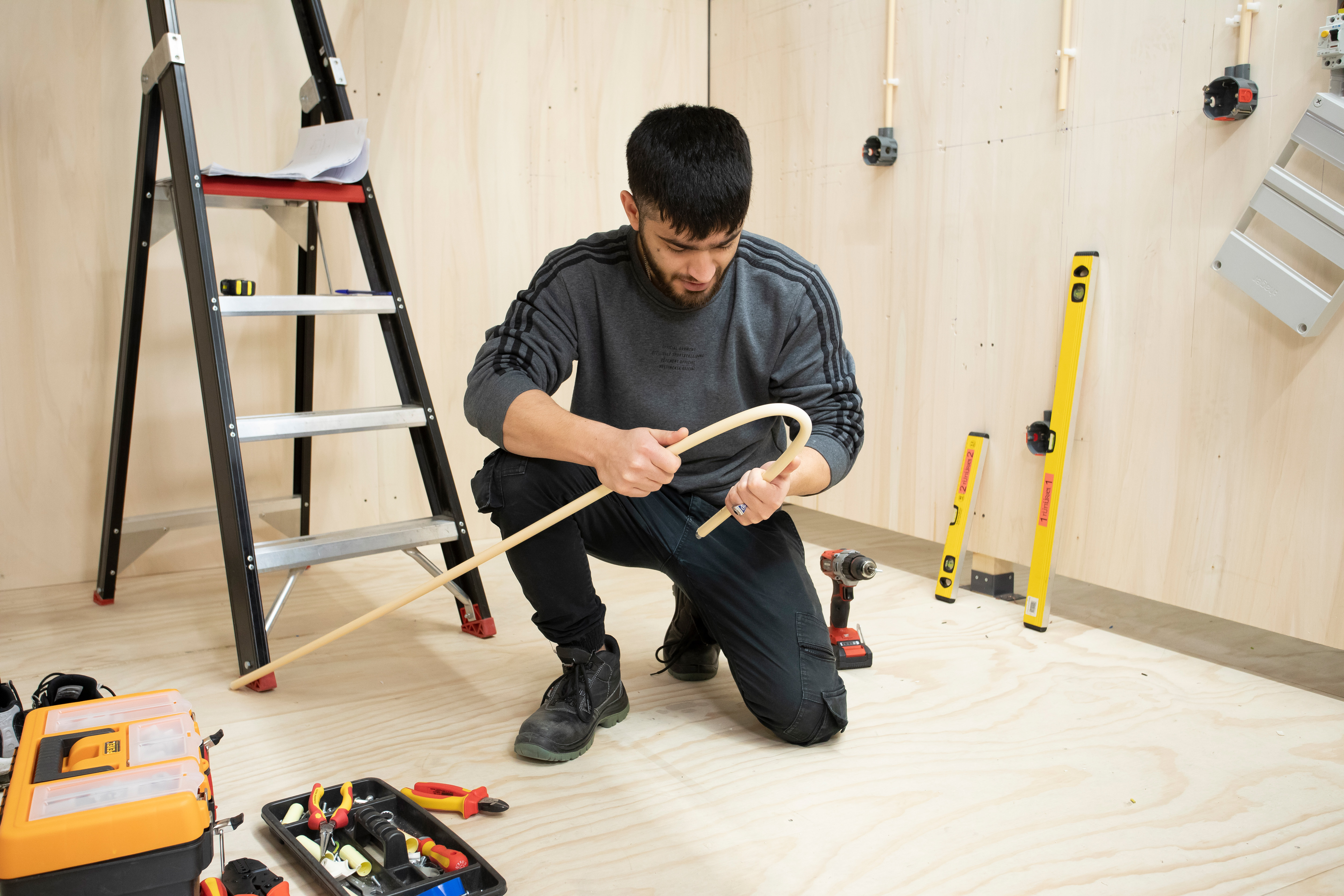 Jongen bezig met het leggen van een leiding