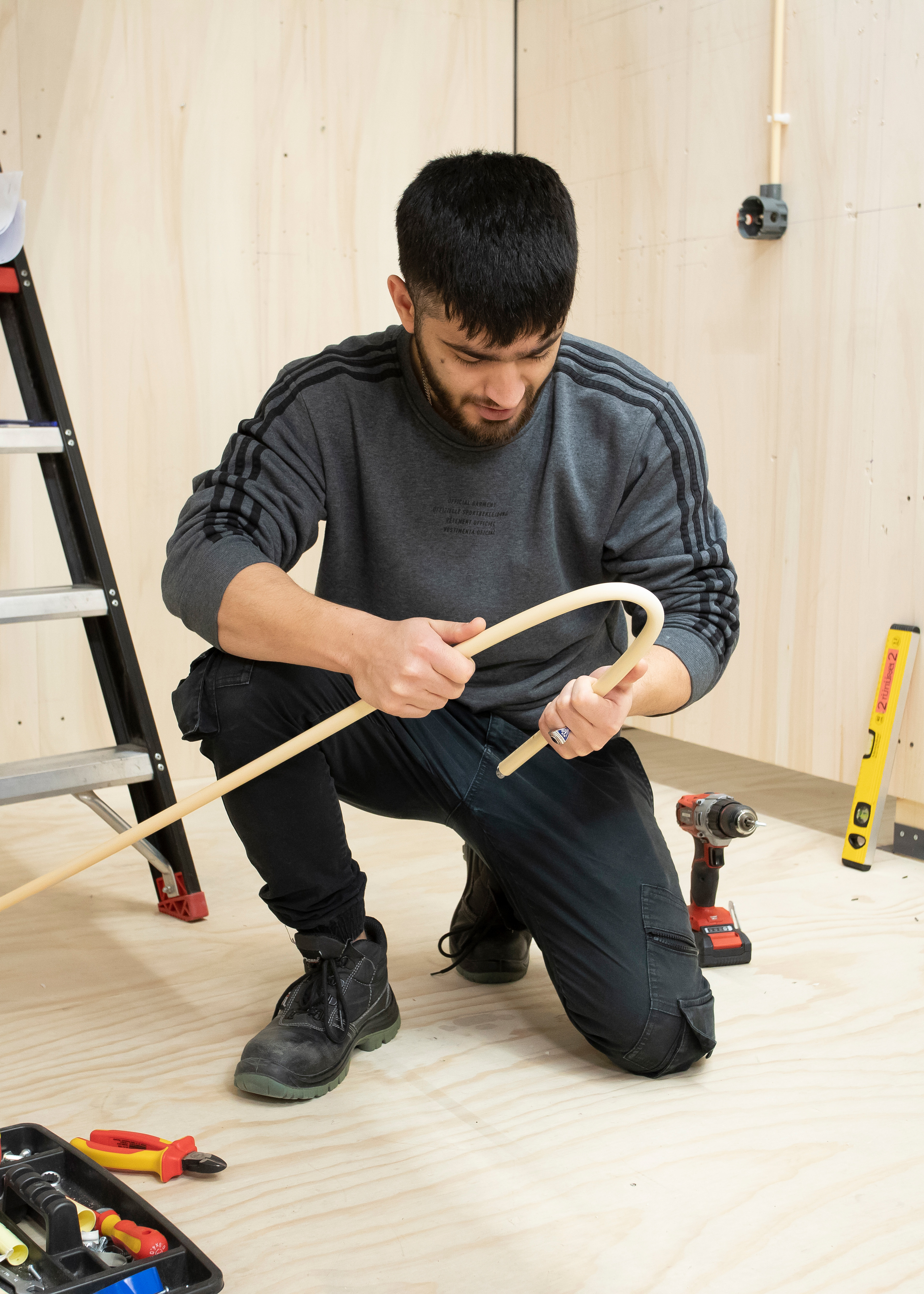 Jongen bezig met kabel