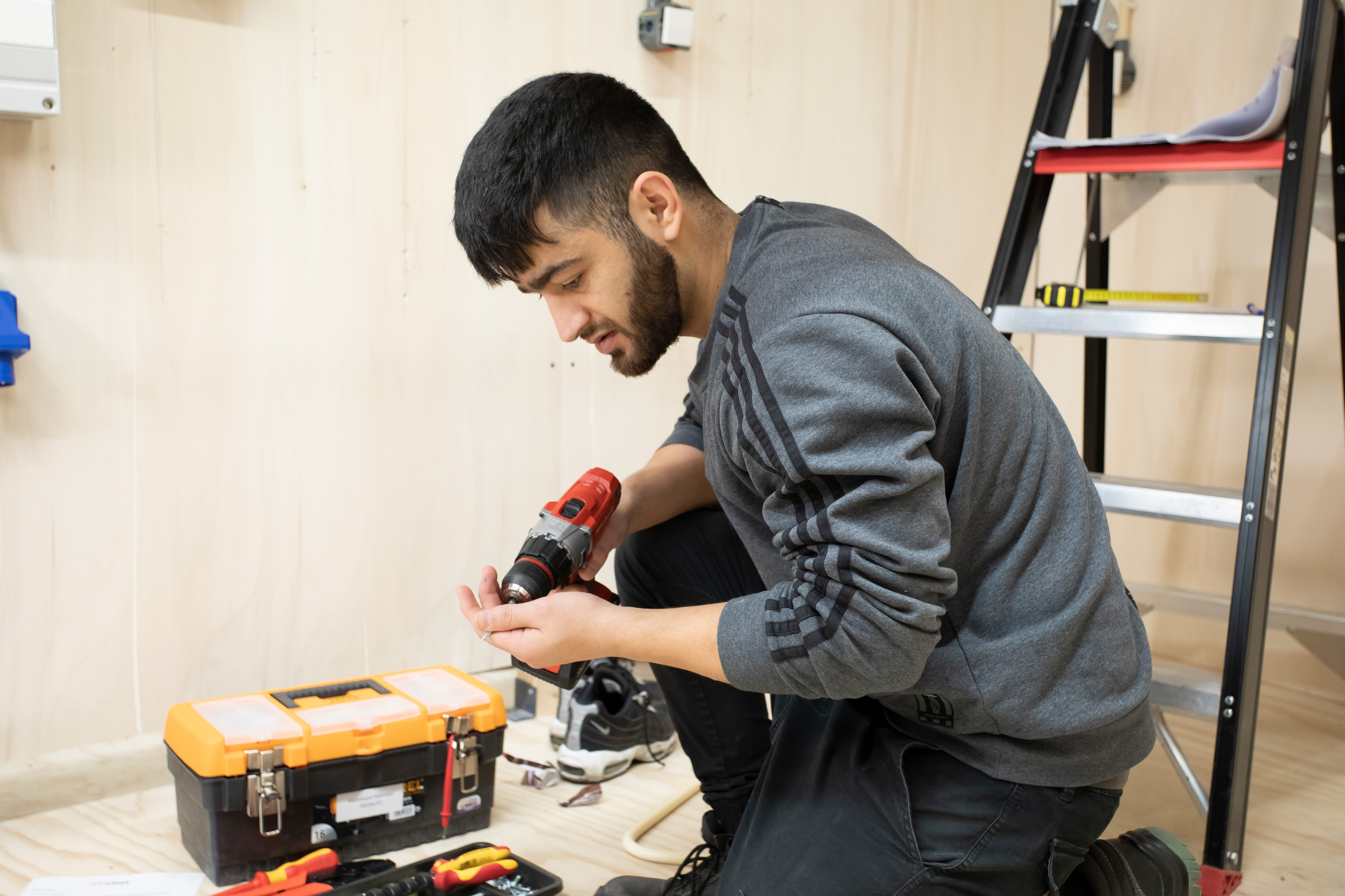 Student is aan het boren