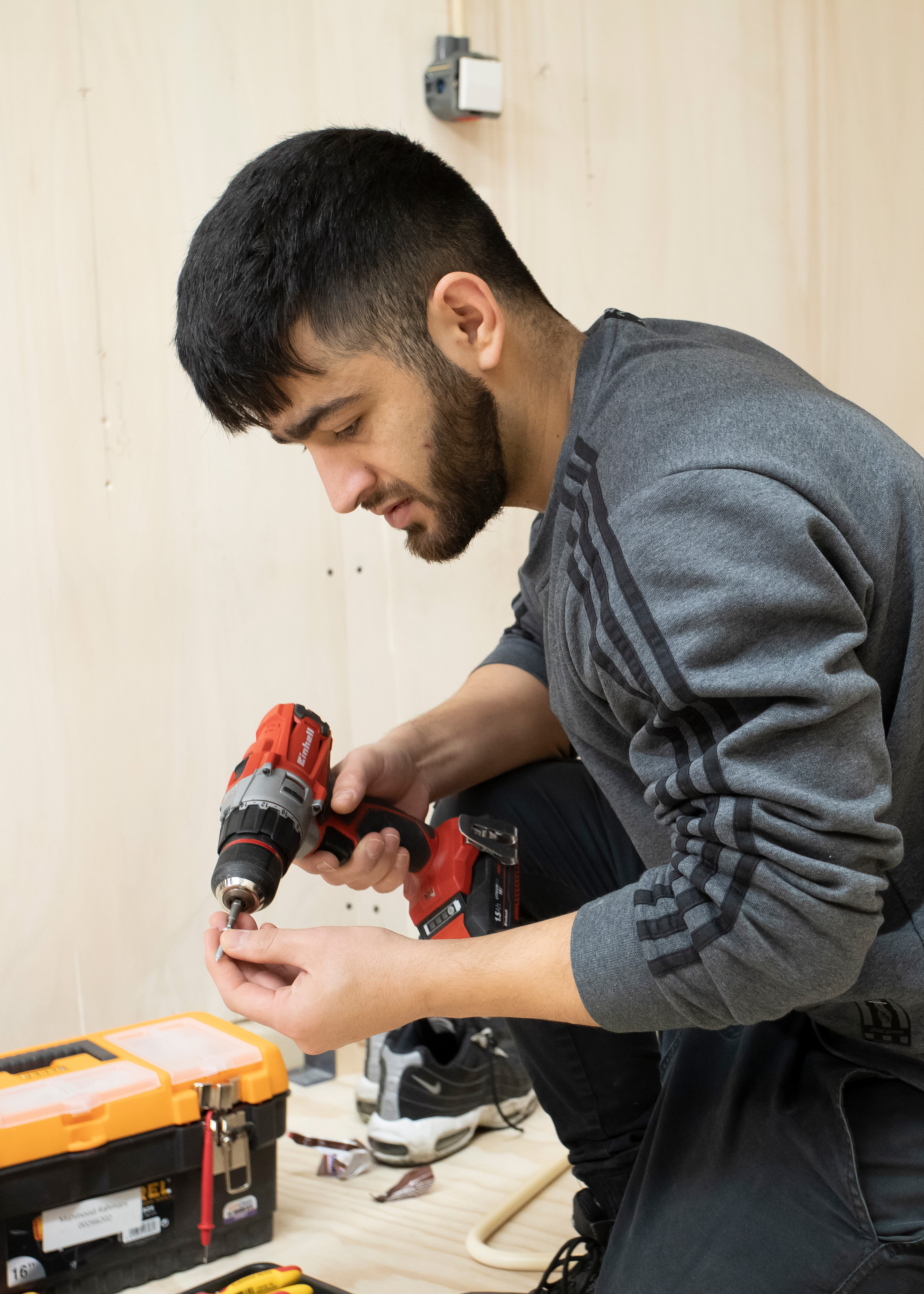 Jongen houdt boor vast