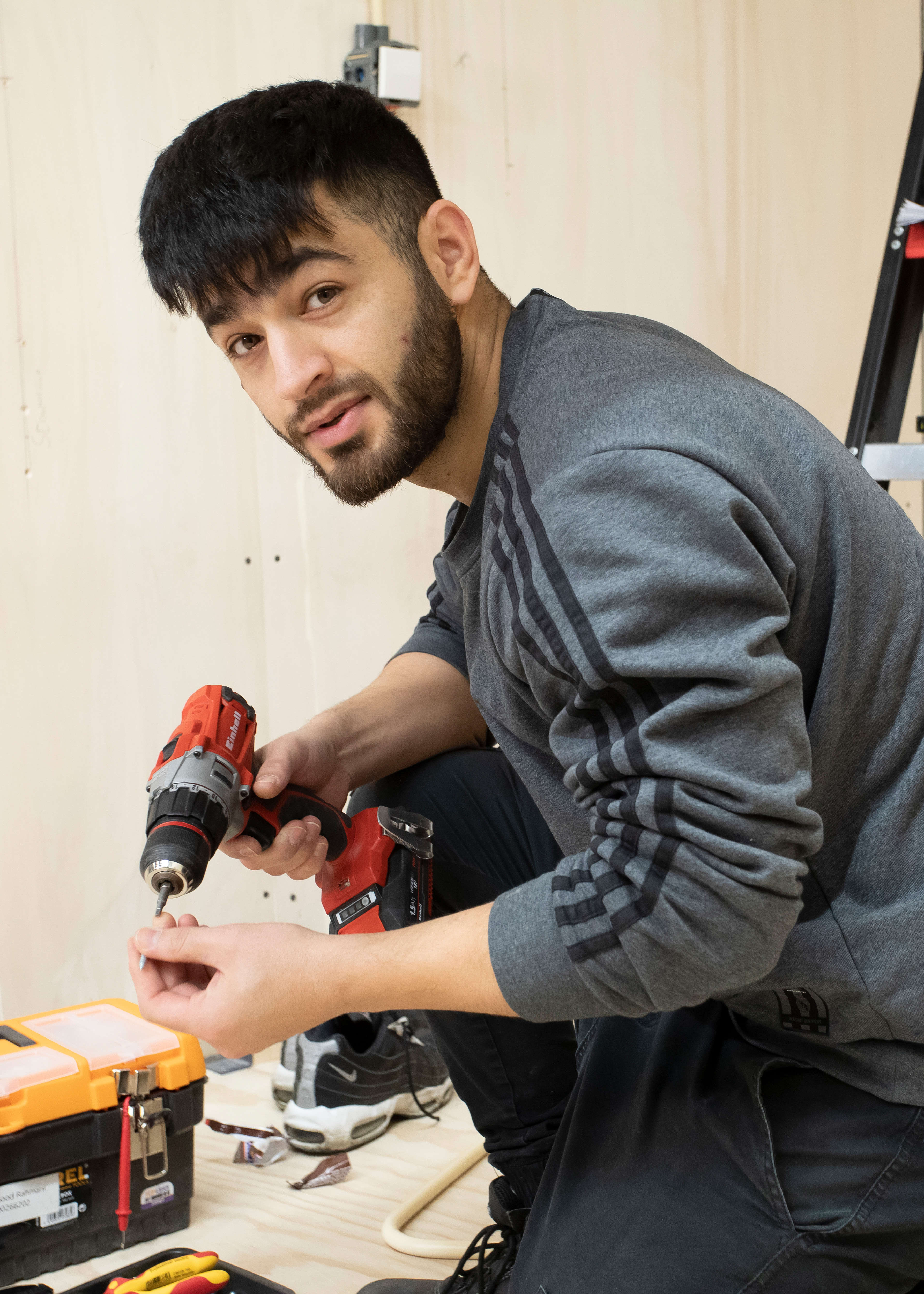 Jongen is aan het boren