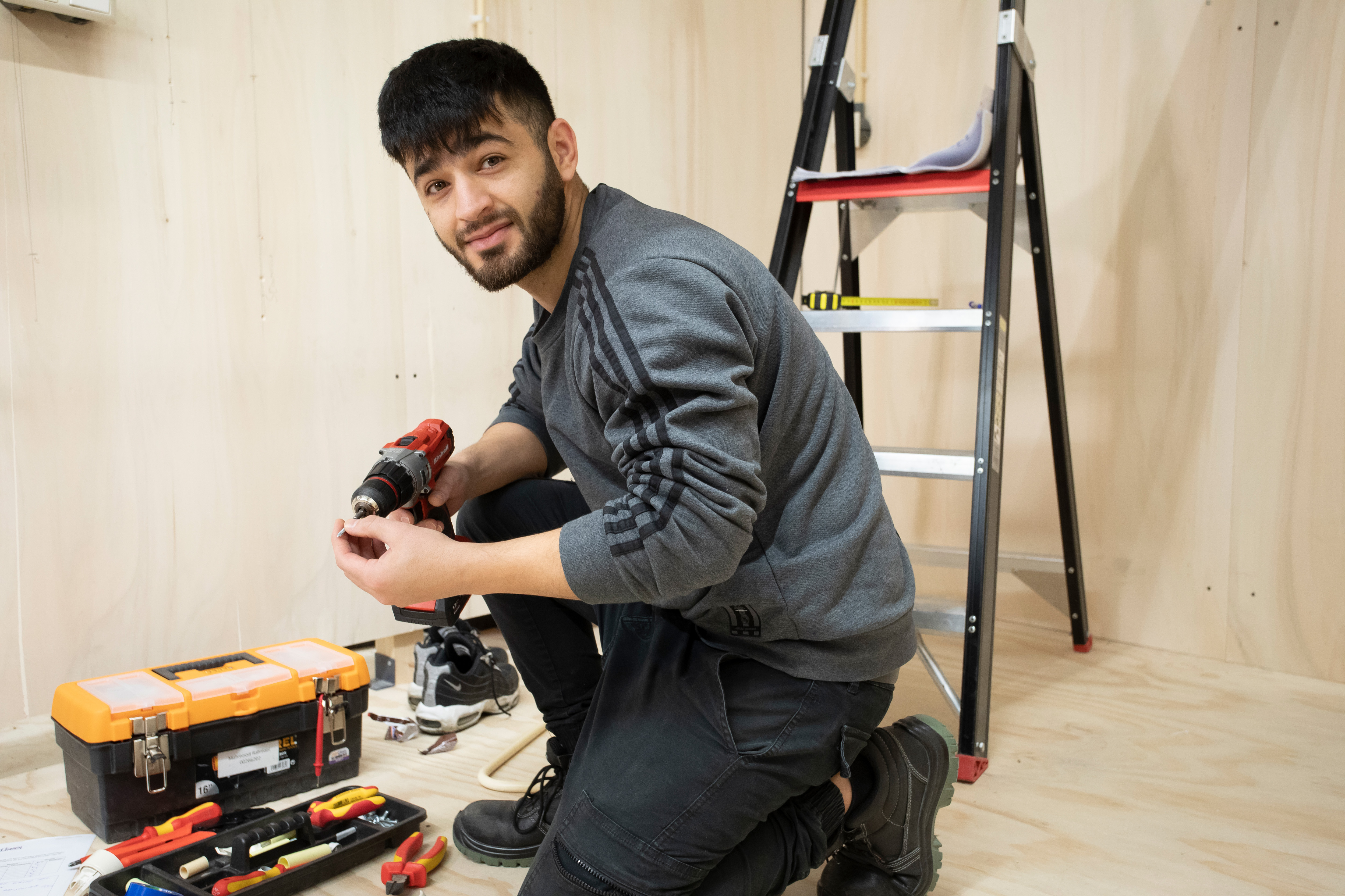 Jongen is bezig met boor