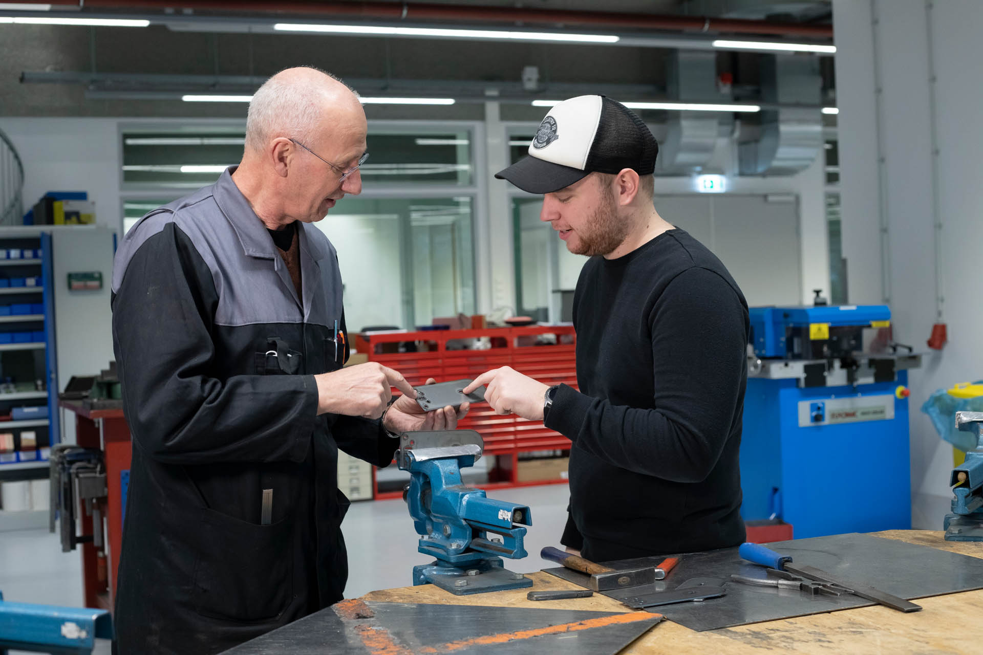 Student en docent overleggen met elkaar