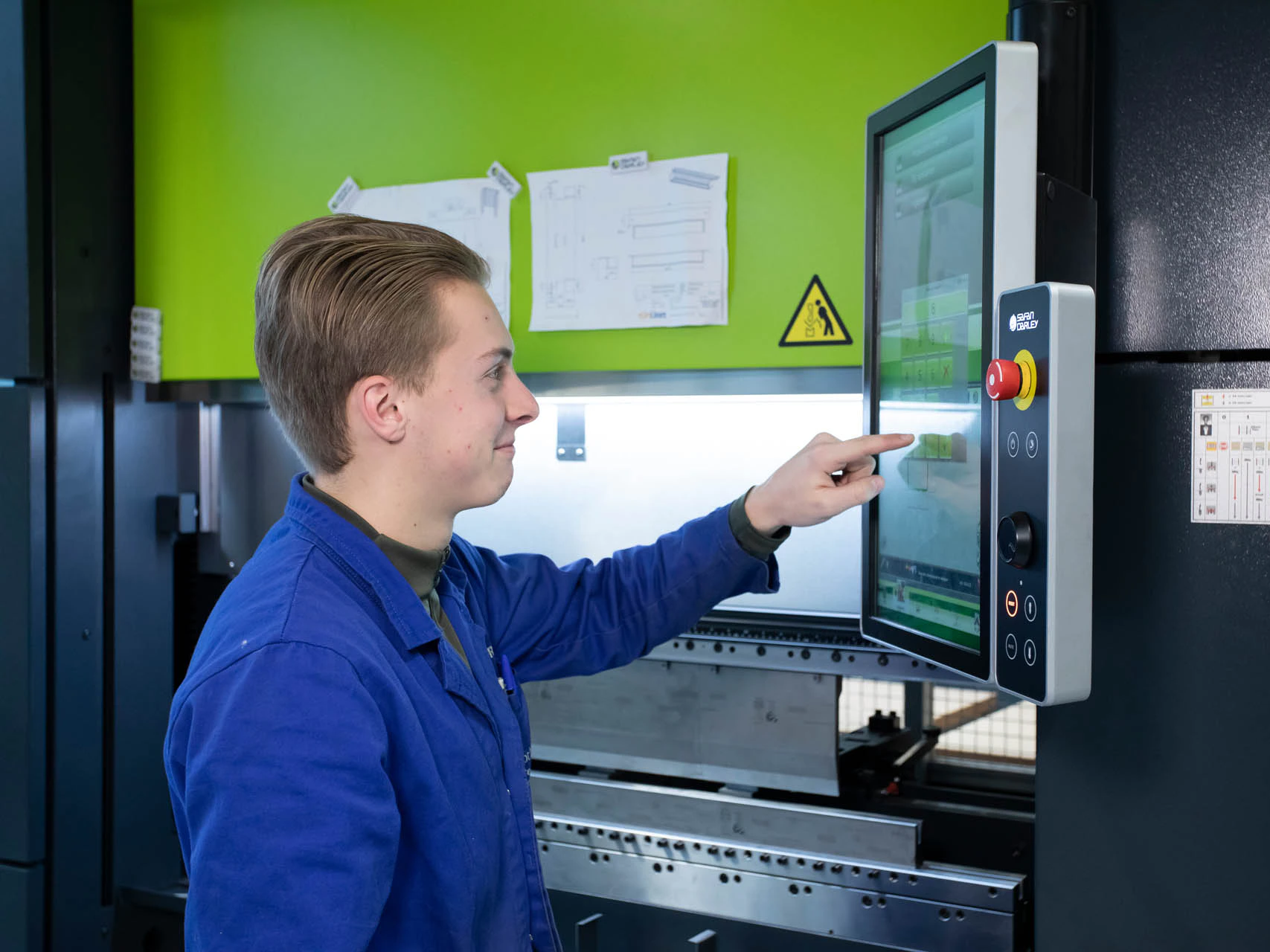 Student tikt op touchscreen bij metaalmachine