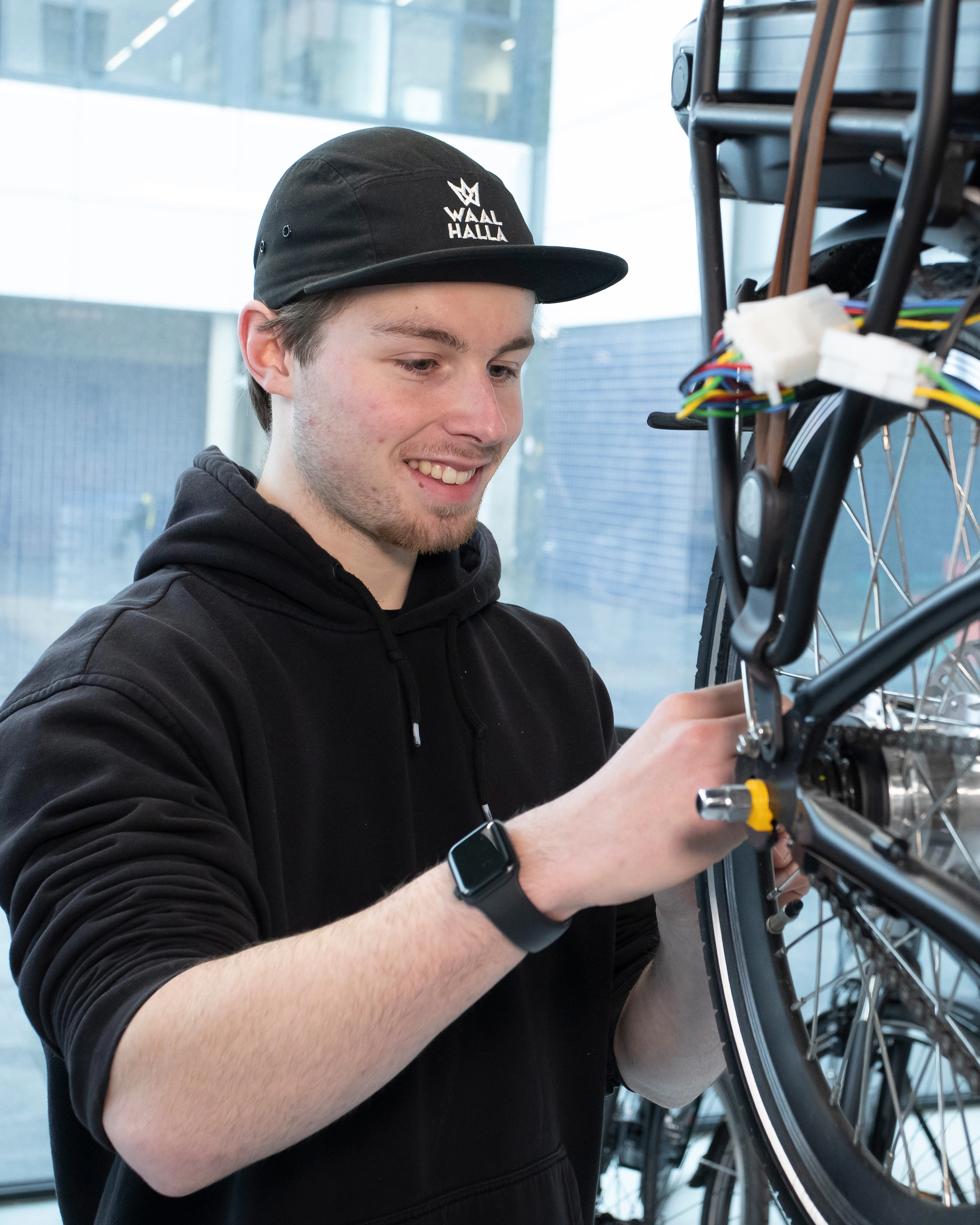 Student is bezig met het achterwiel van een fiets