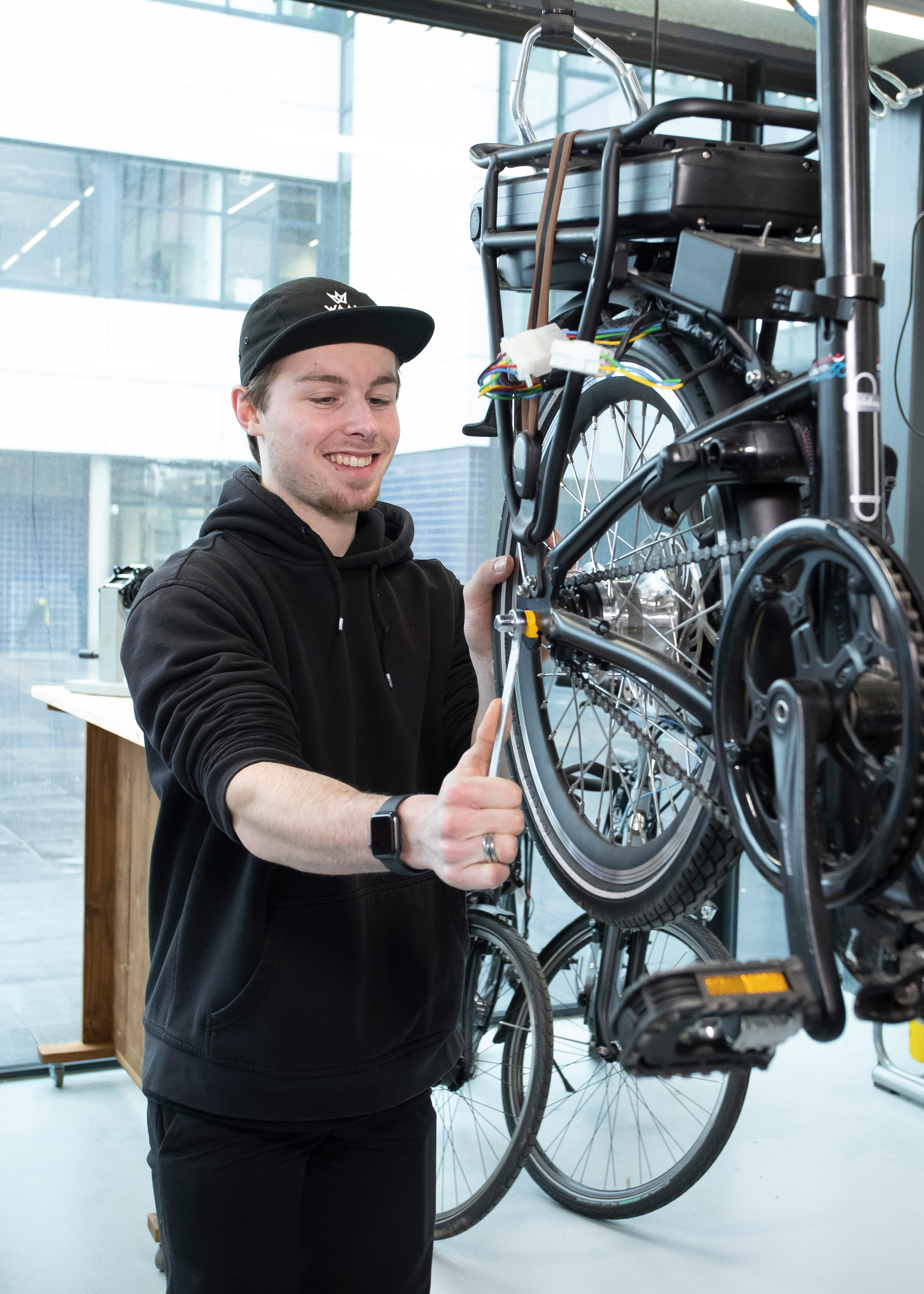 Student is bezig met het achterwiel van een fiets