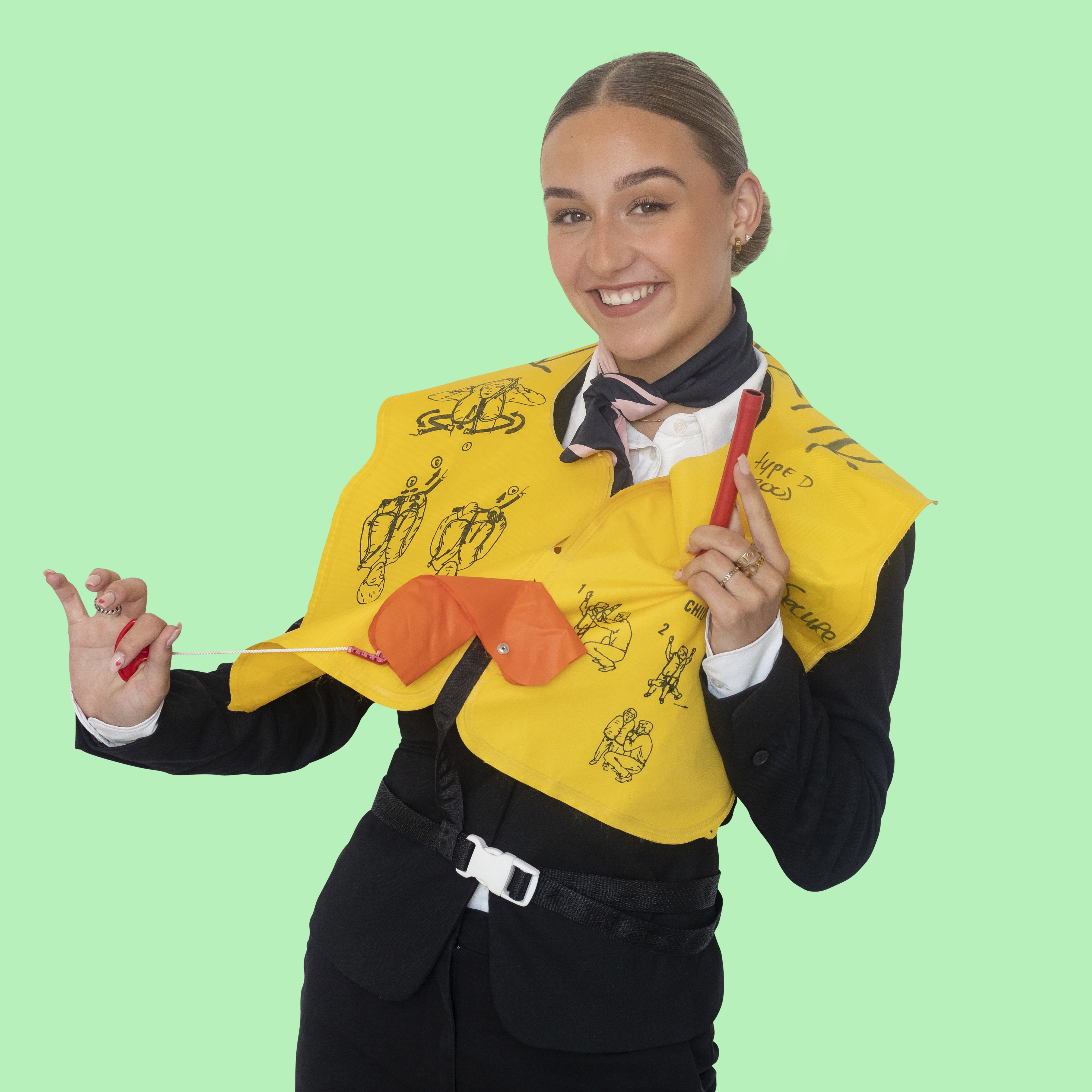 Jongen in een pak houdt een reddingsvest vast