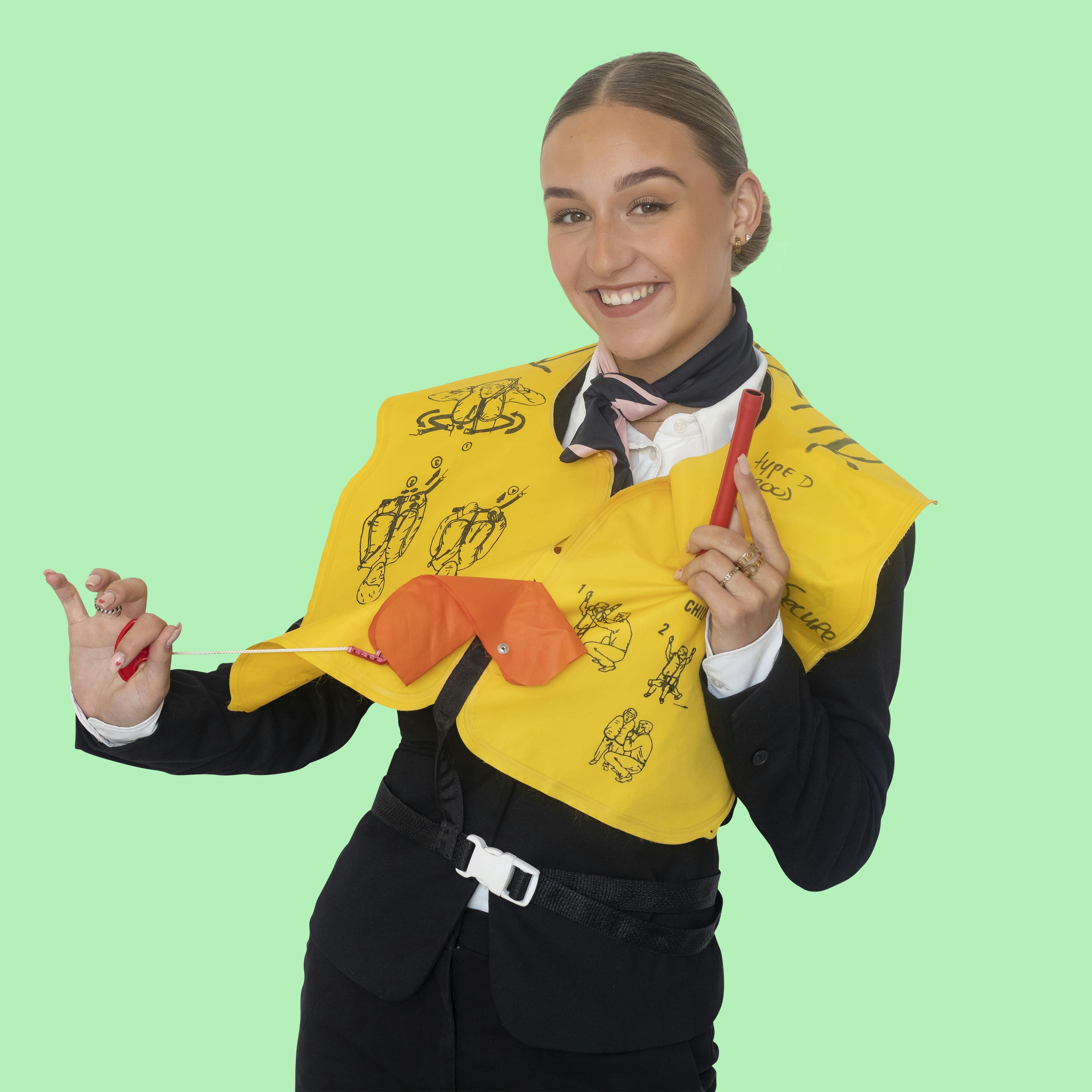 Jongen in een pak houdt een reddingsvest vast