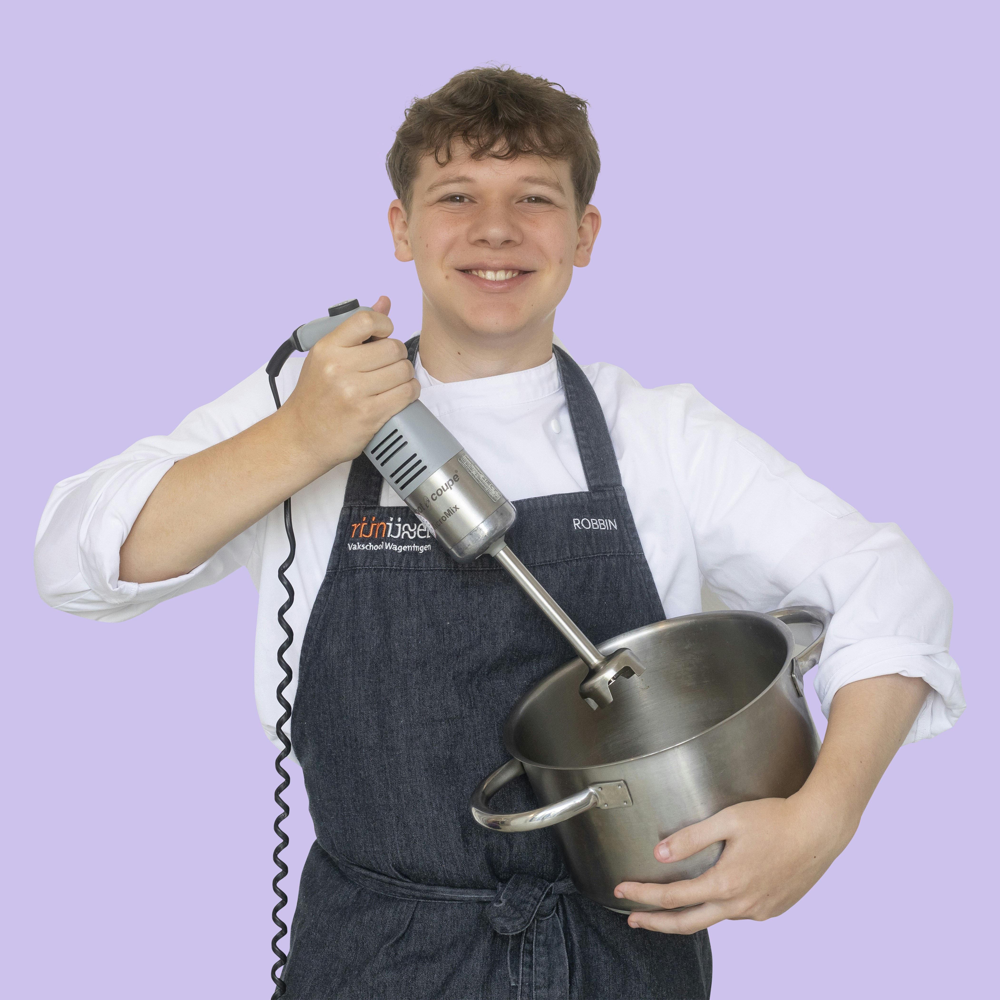 Meisje in bakkerskleding houdt twee stokbroden vast