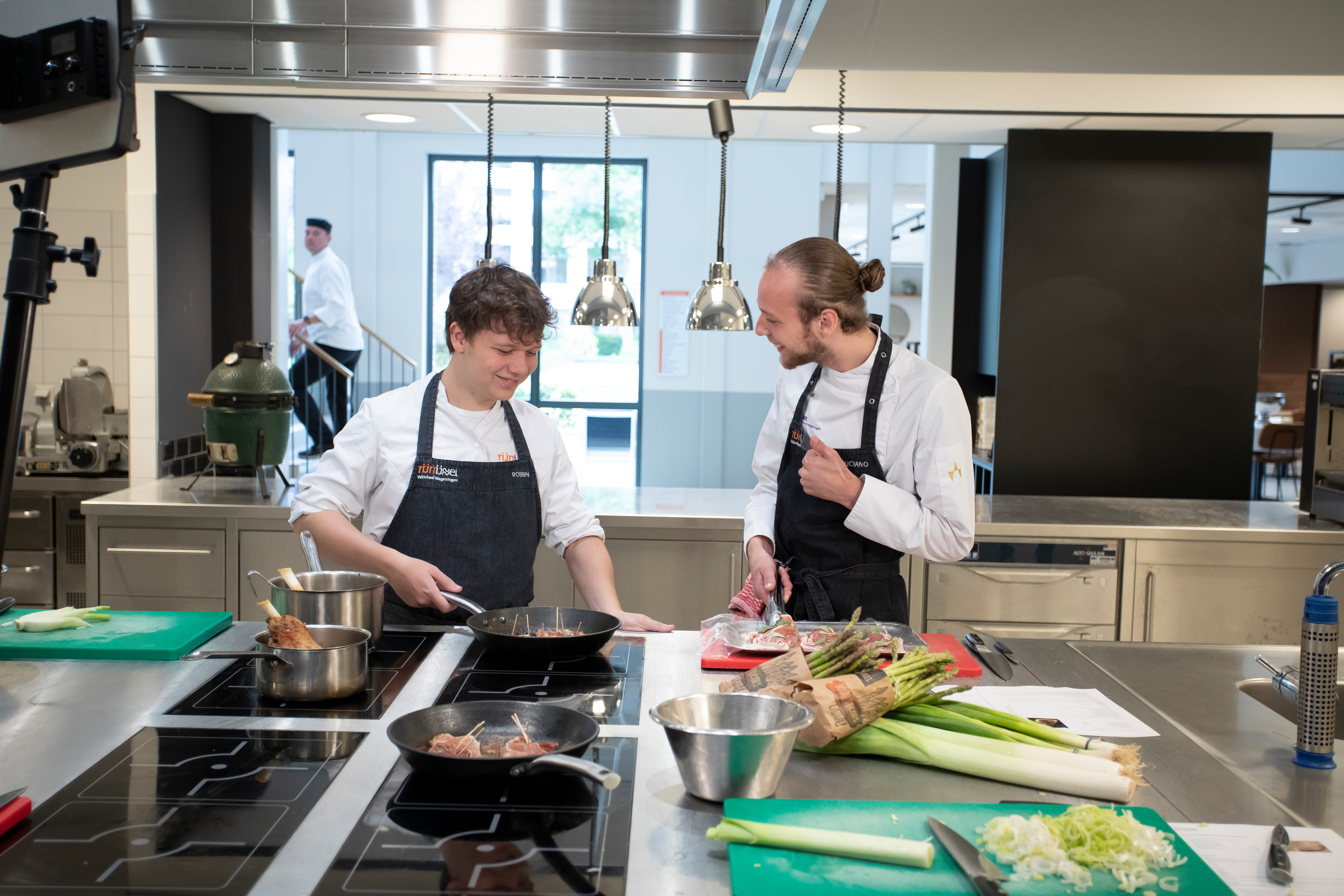 Twee studenten staan in de keuken en zijn aan het koken