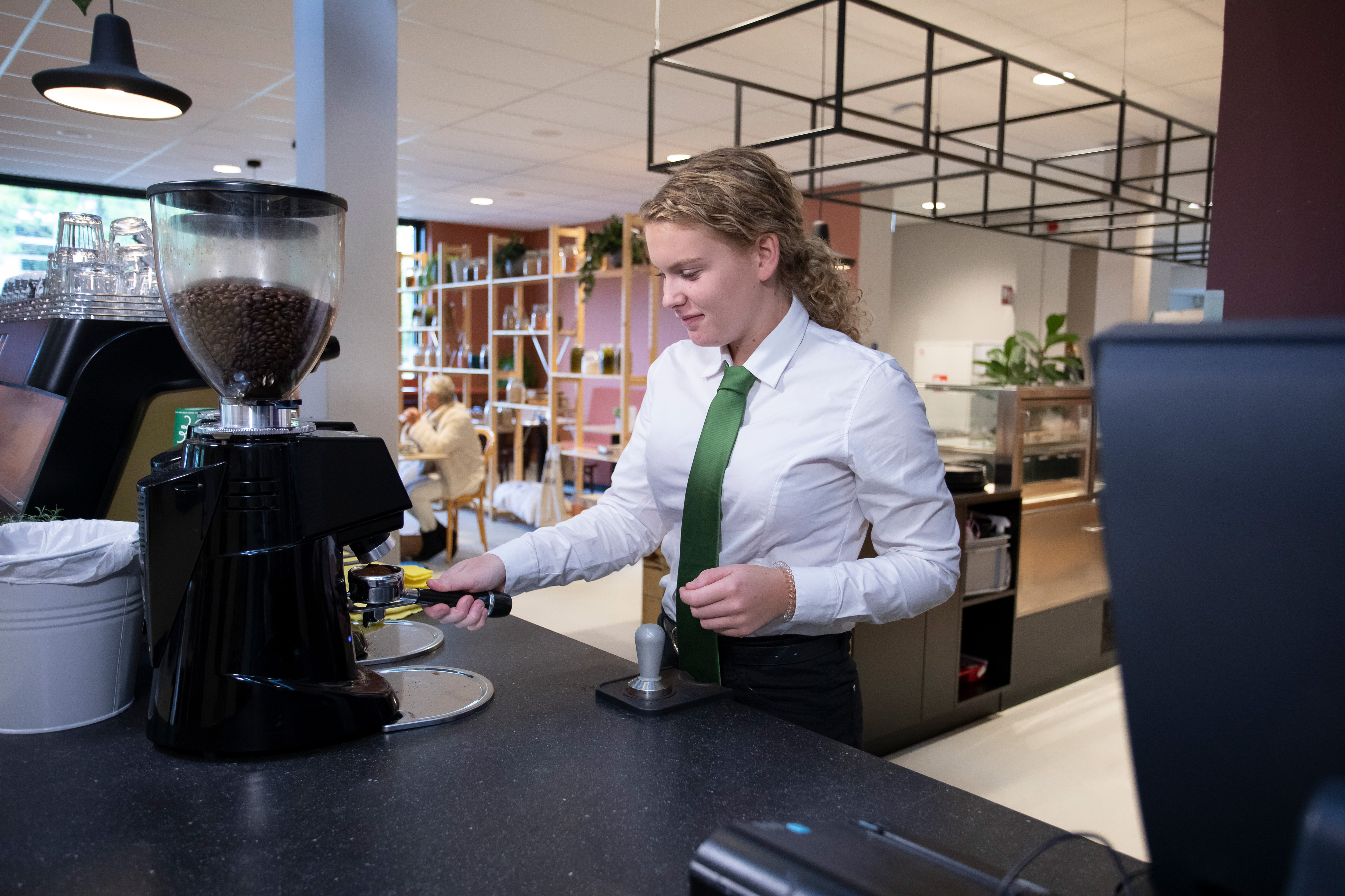 Meisje is koffie aan het zetten