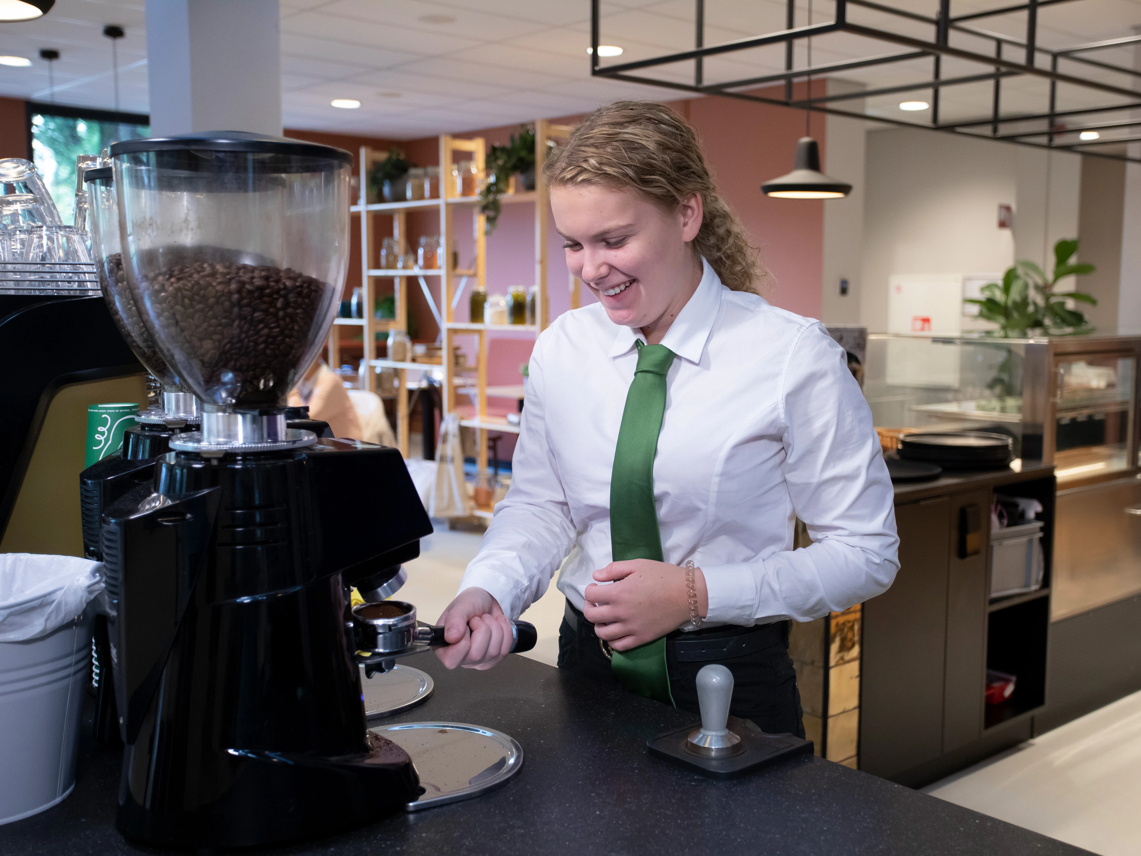Meisje is koffie aan het zetten