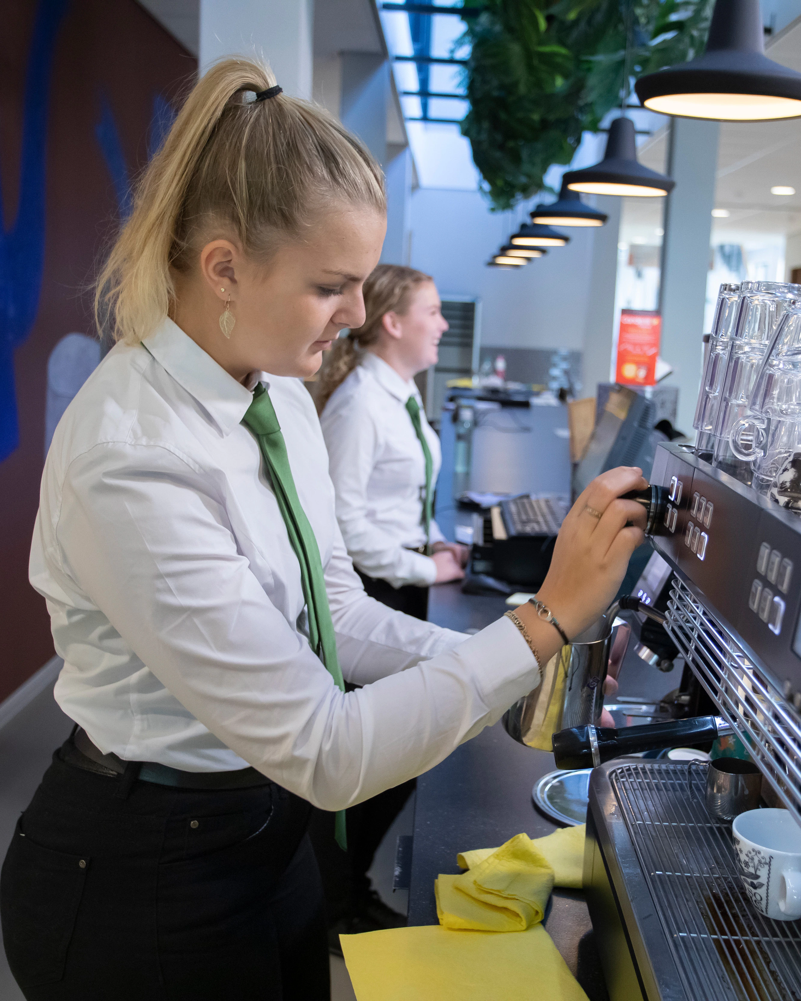 Meisje is koffie aan het zetten