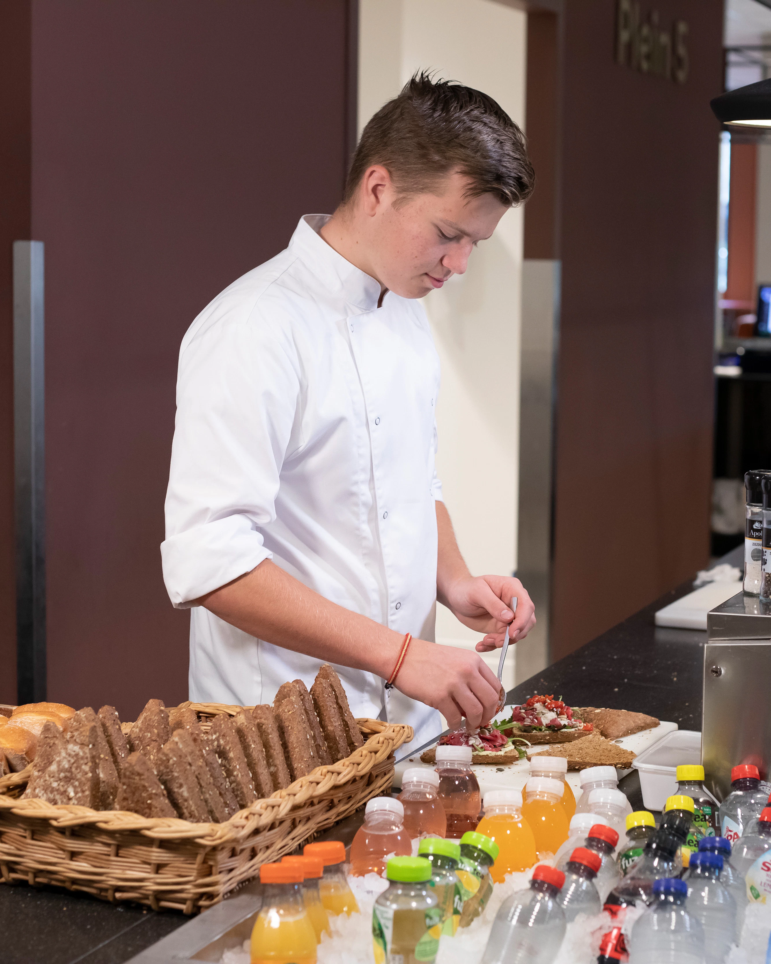 Jongen maakt luxe broodjes klaar