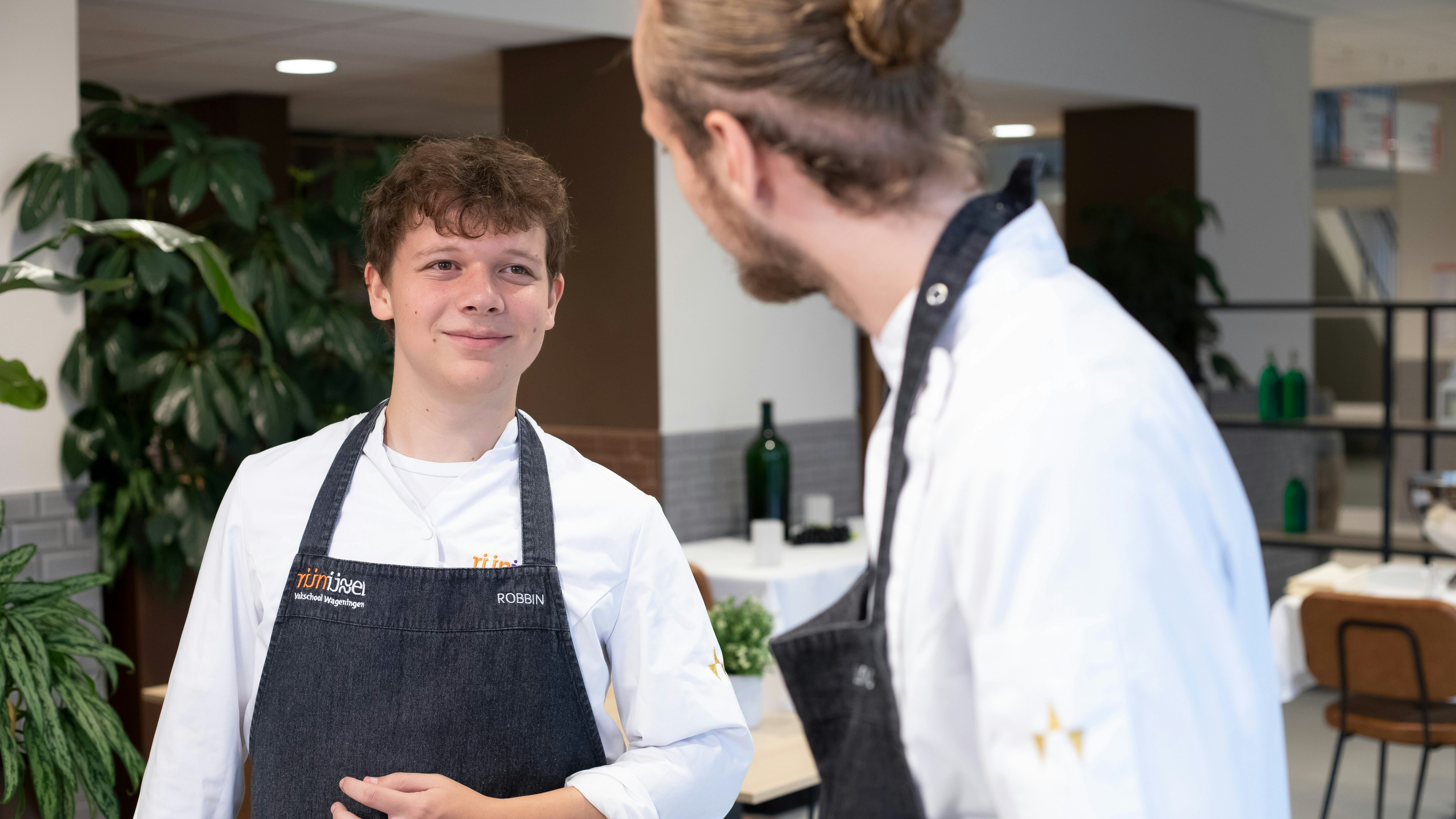twee barista's in gesprek