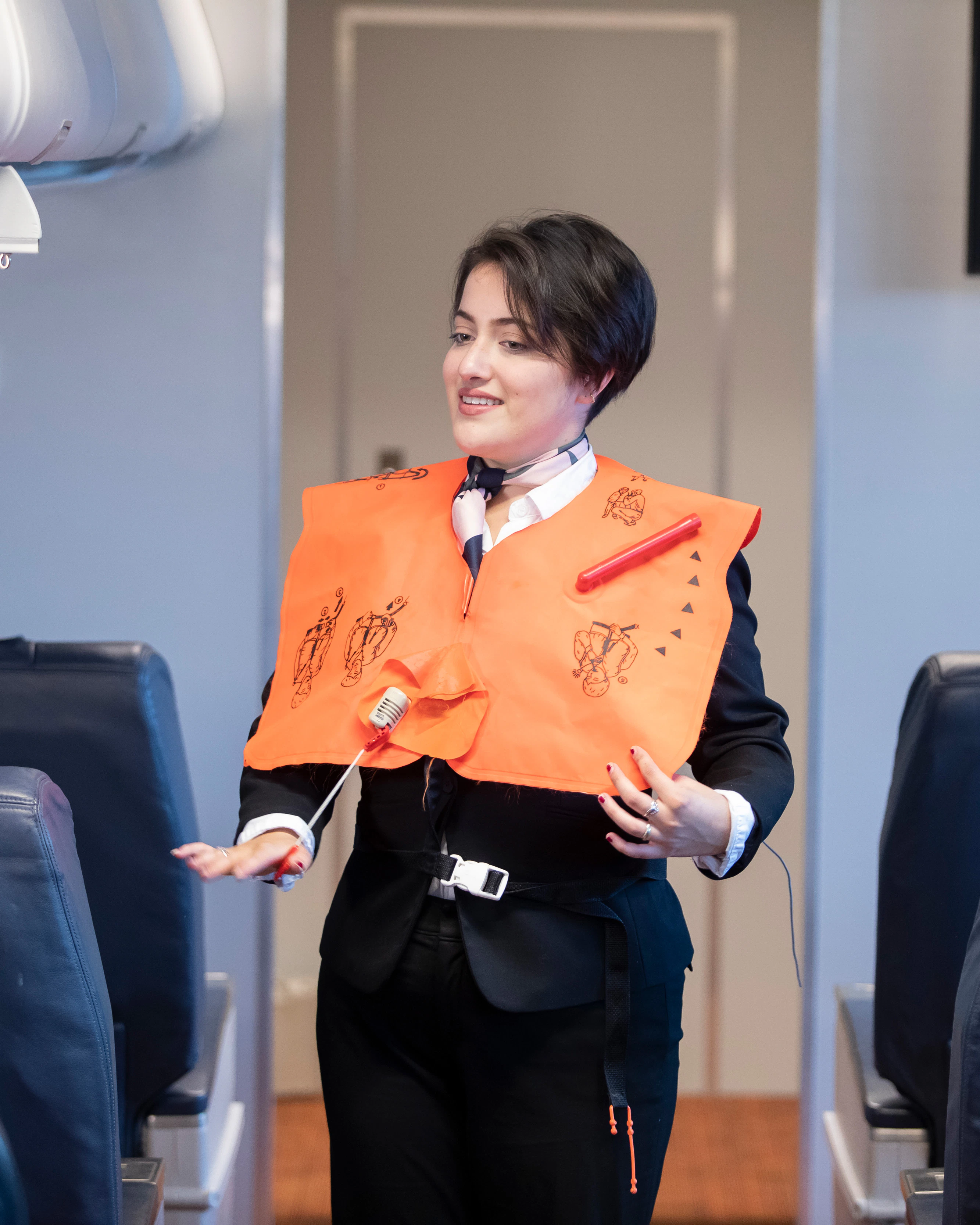 Student doet een reddingsvest om