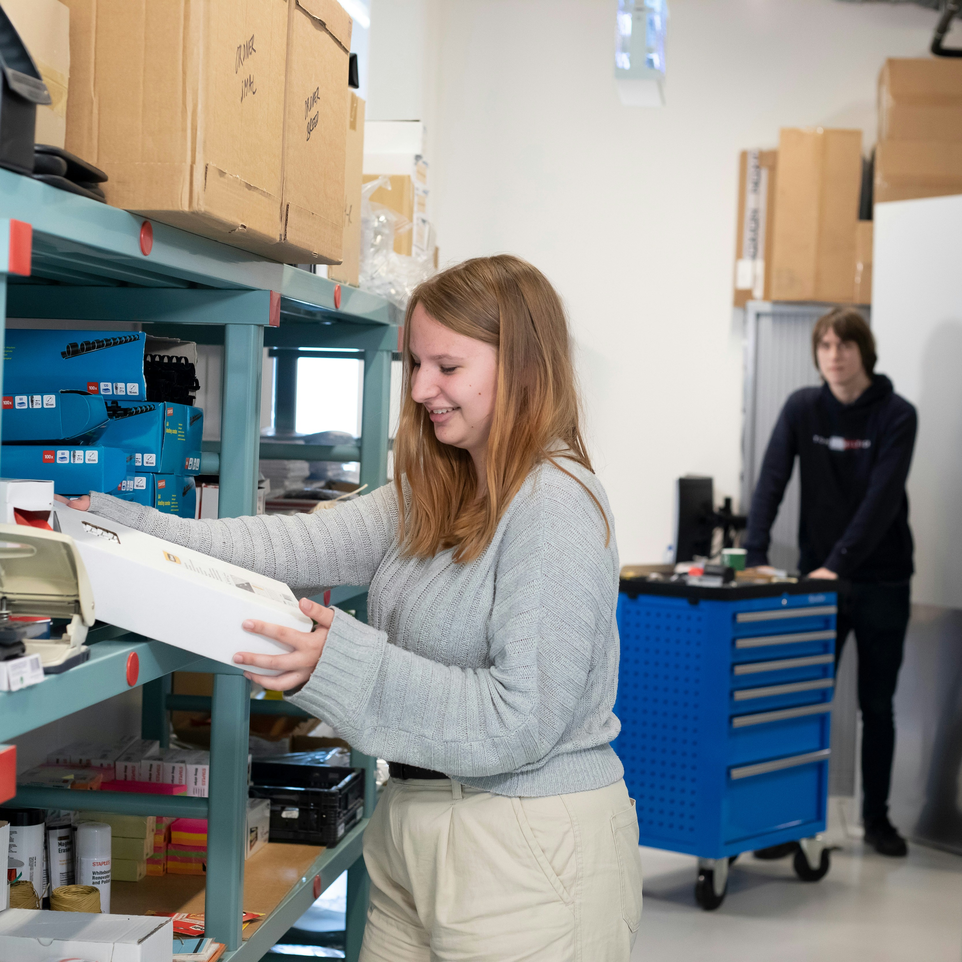 Student zit achter een laptop