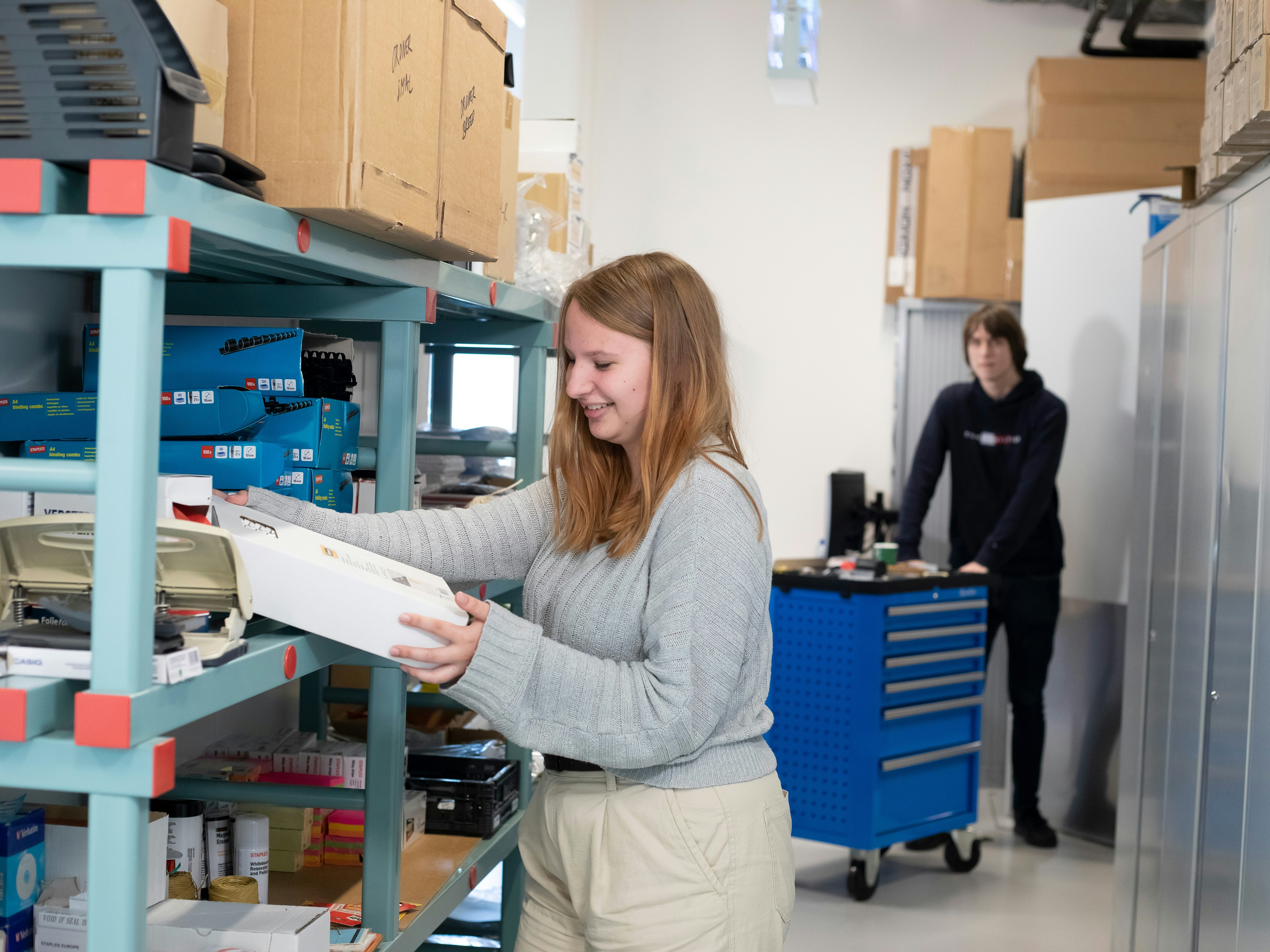 Student zit achter een laptop