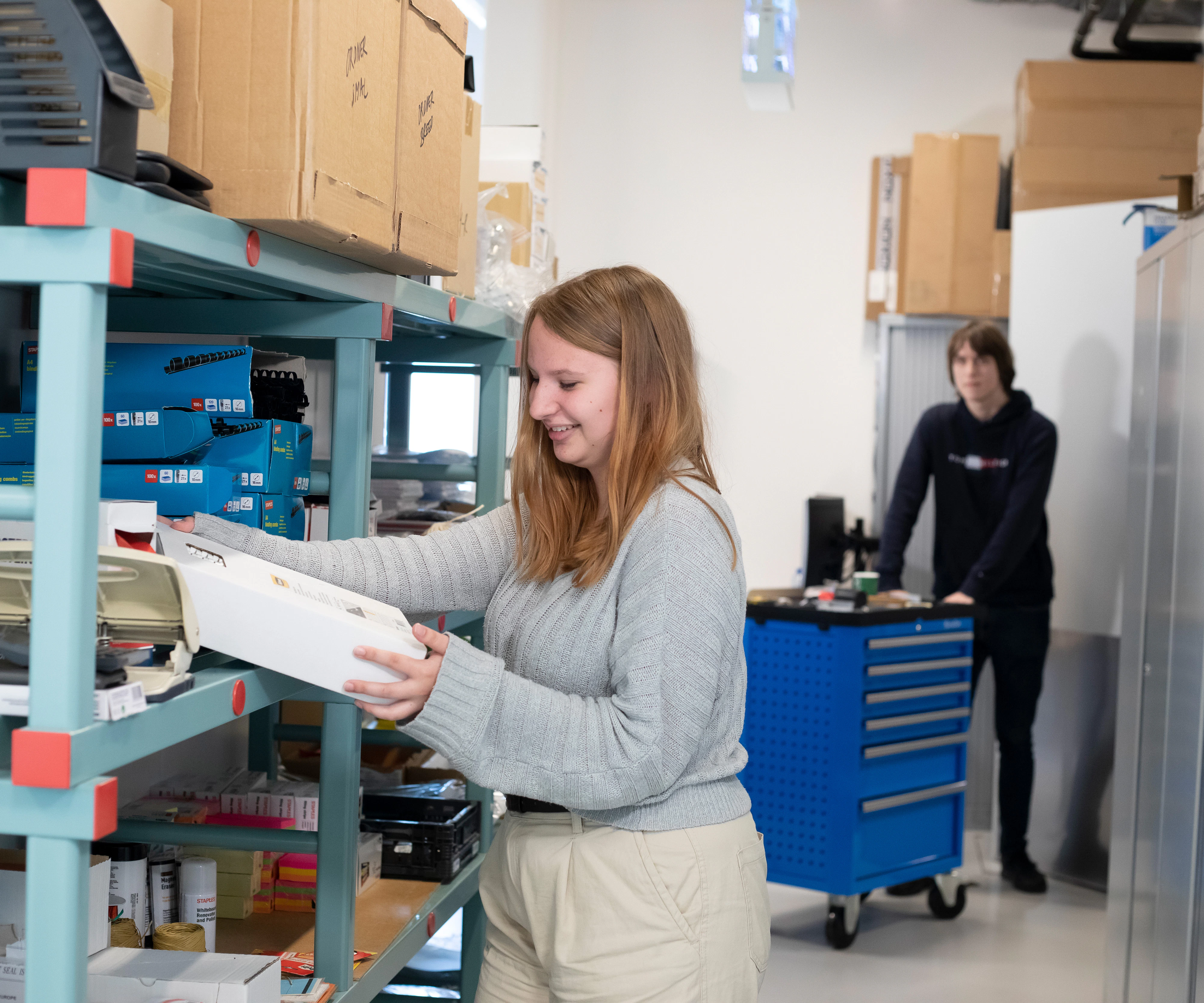 Student zit achter een laptop