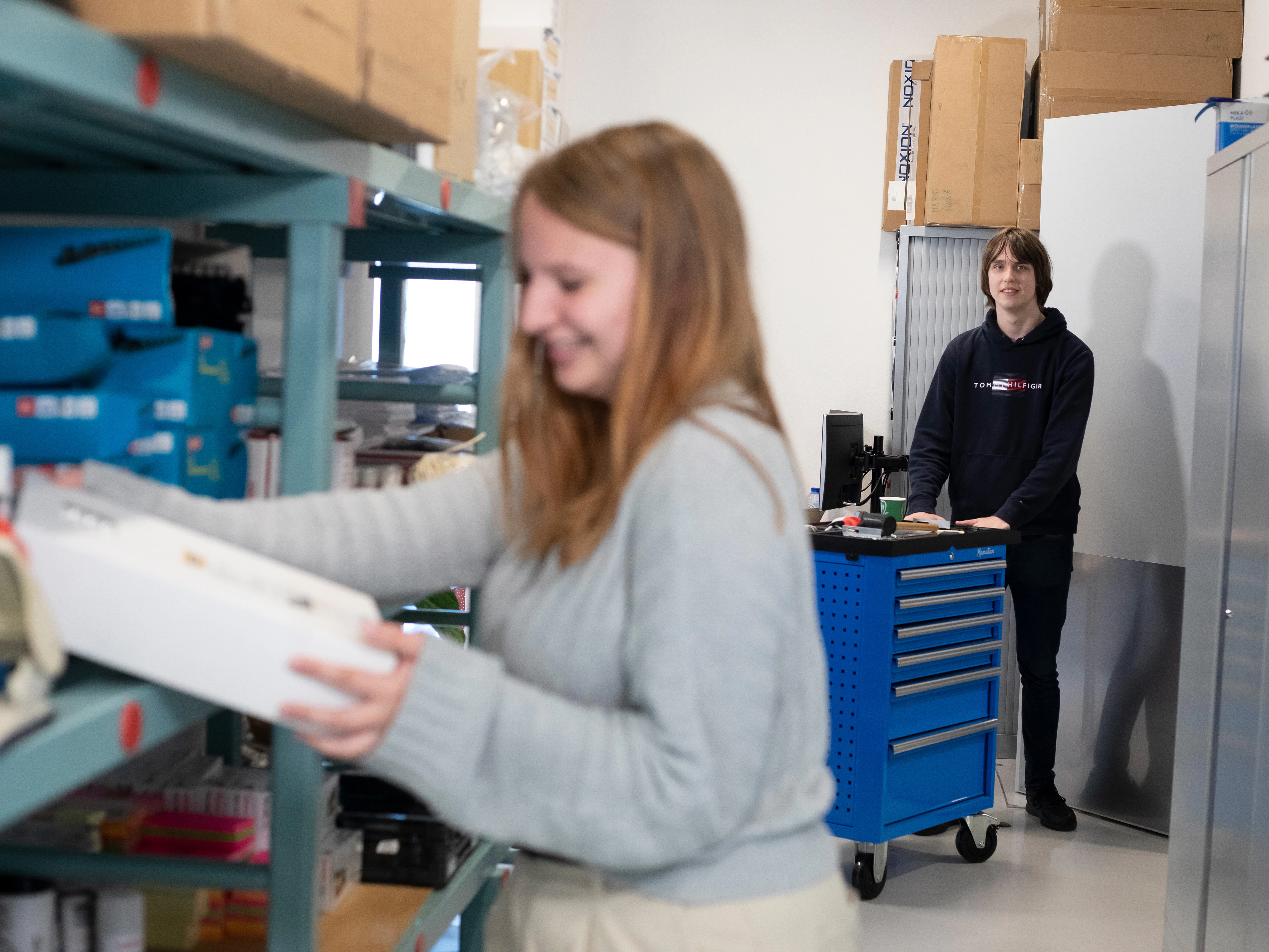 Student zit achter een laptop