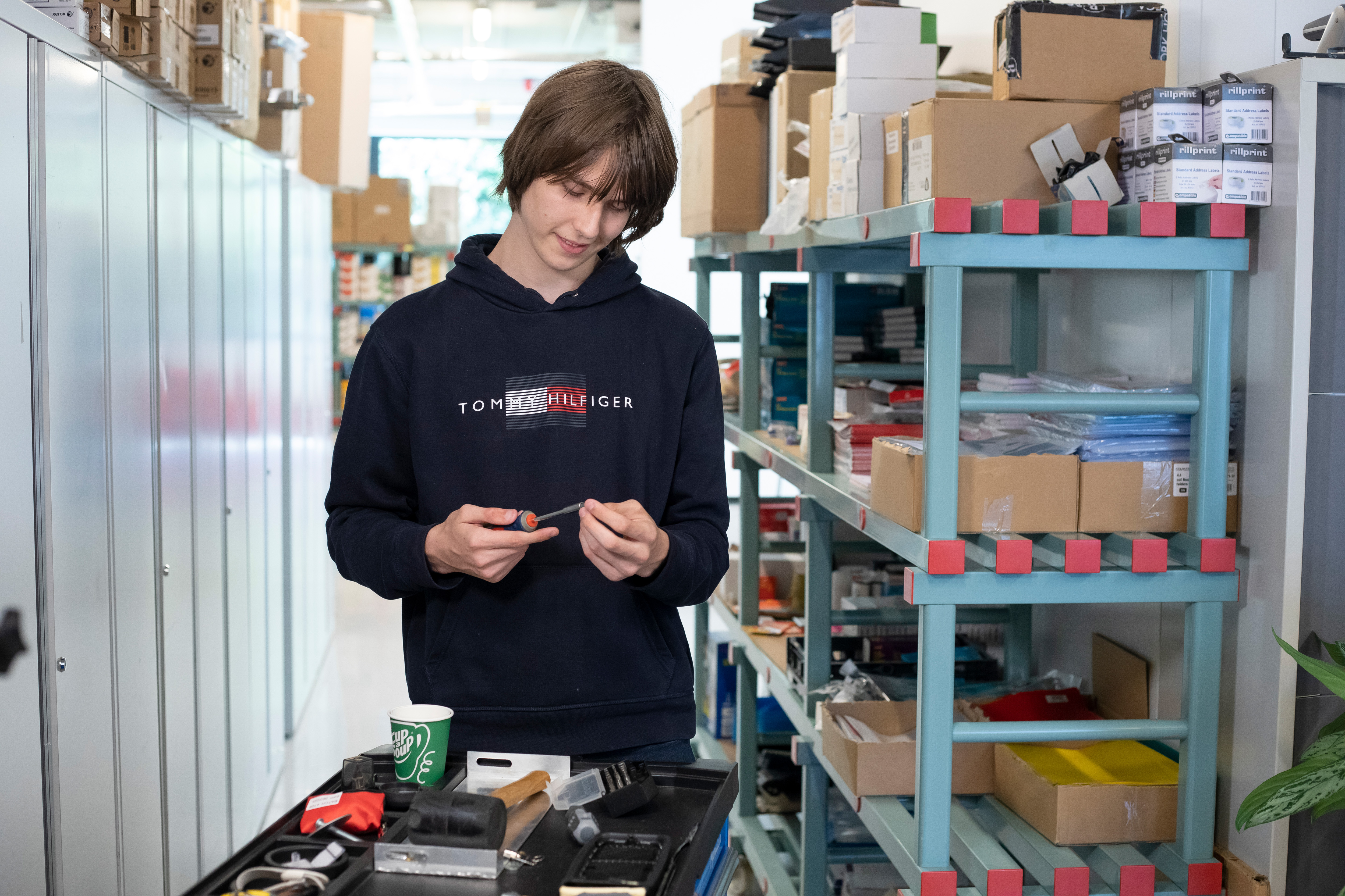 Student zit achter een laptop