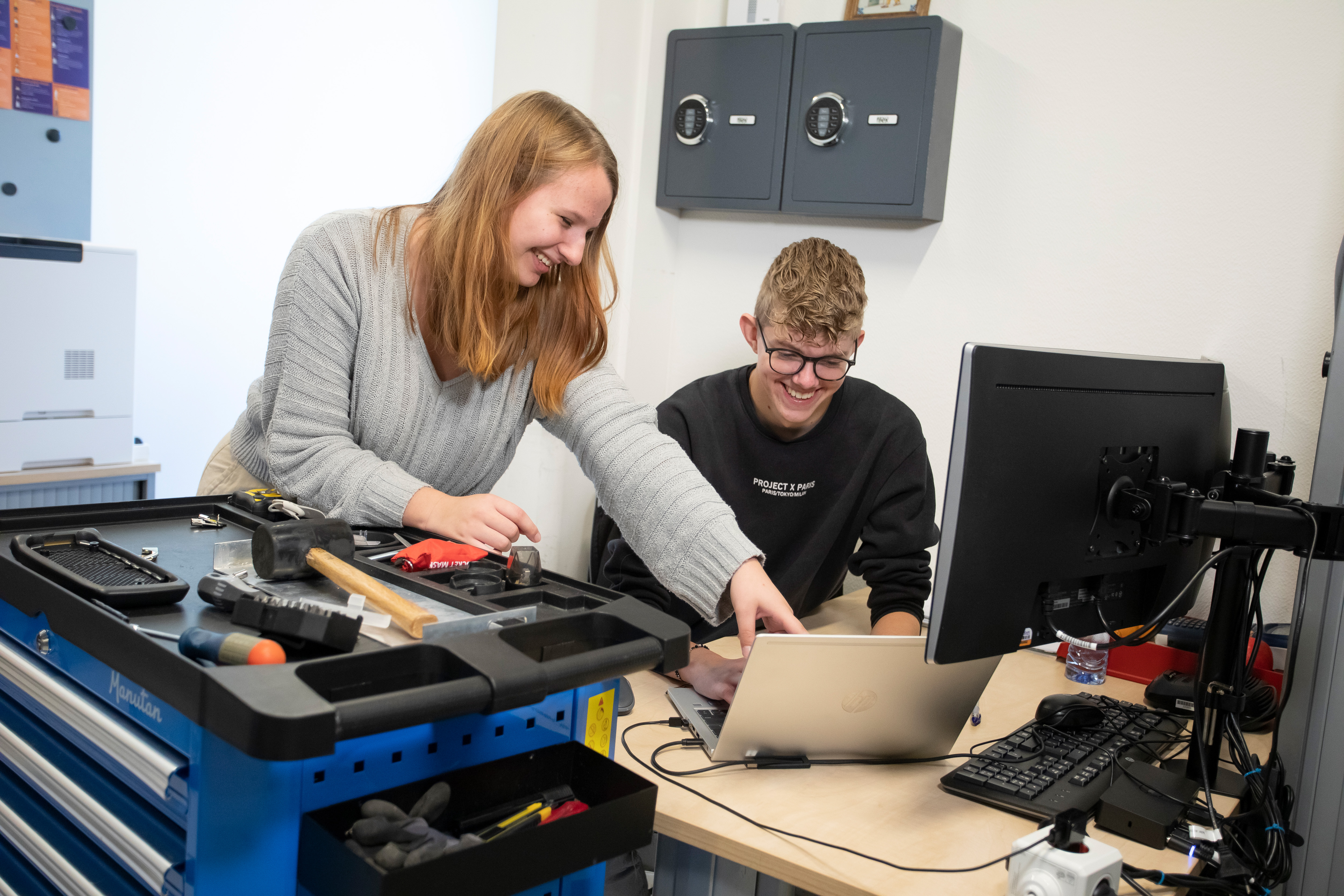 Student zit achter een laptop