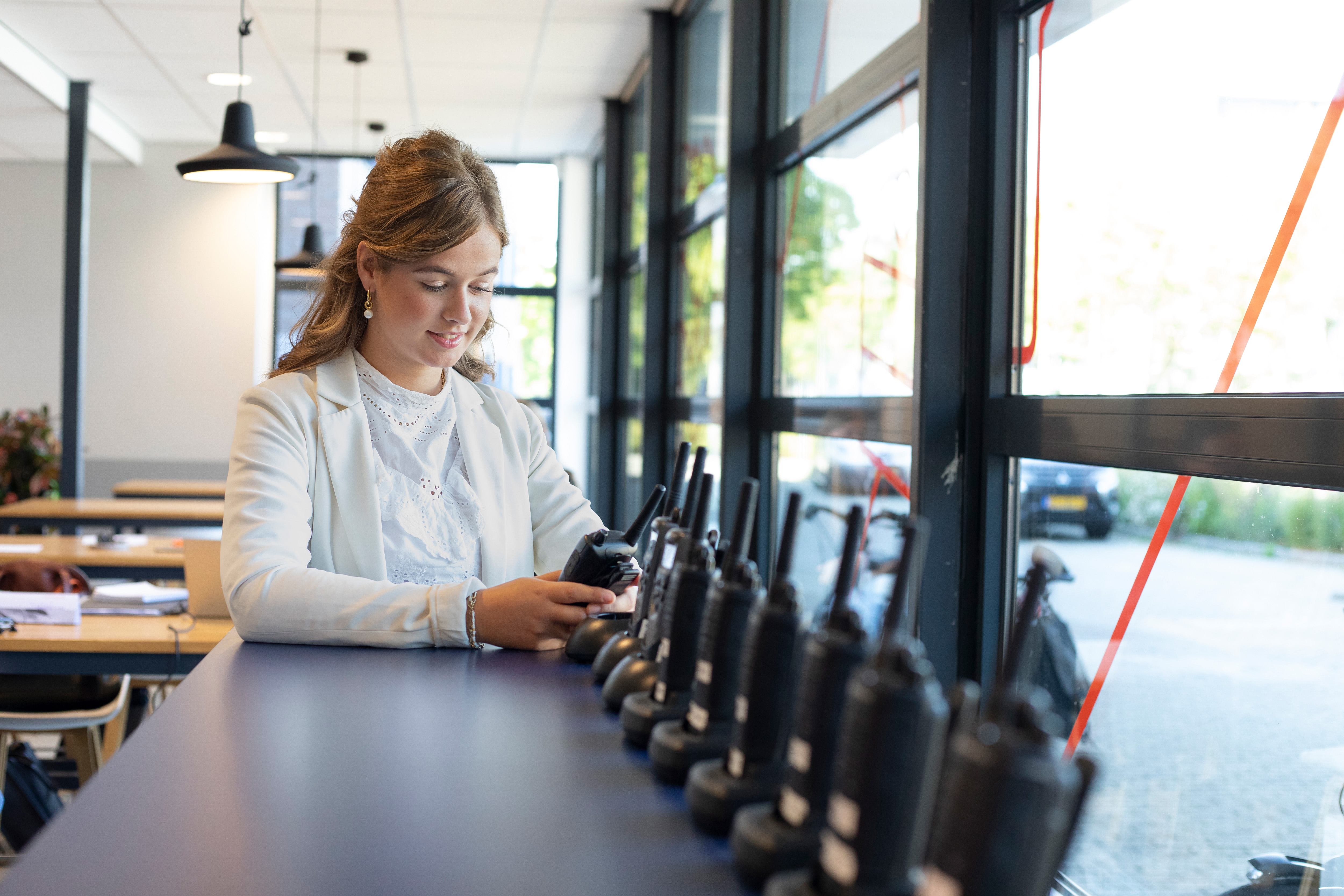 Student staat bij portofoons
