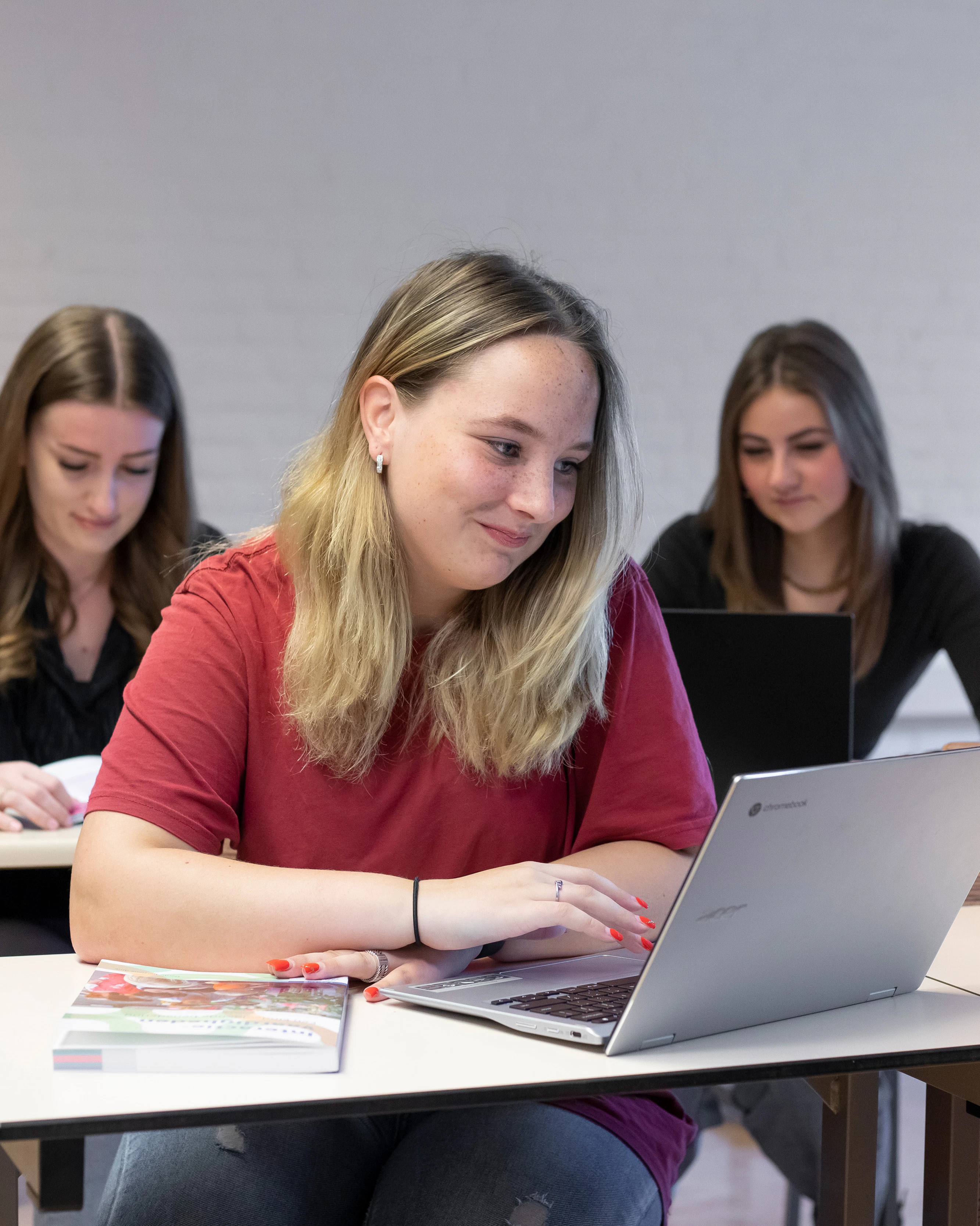 Student werkt achter laptop