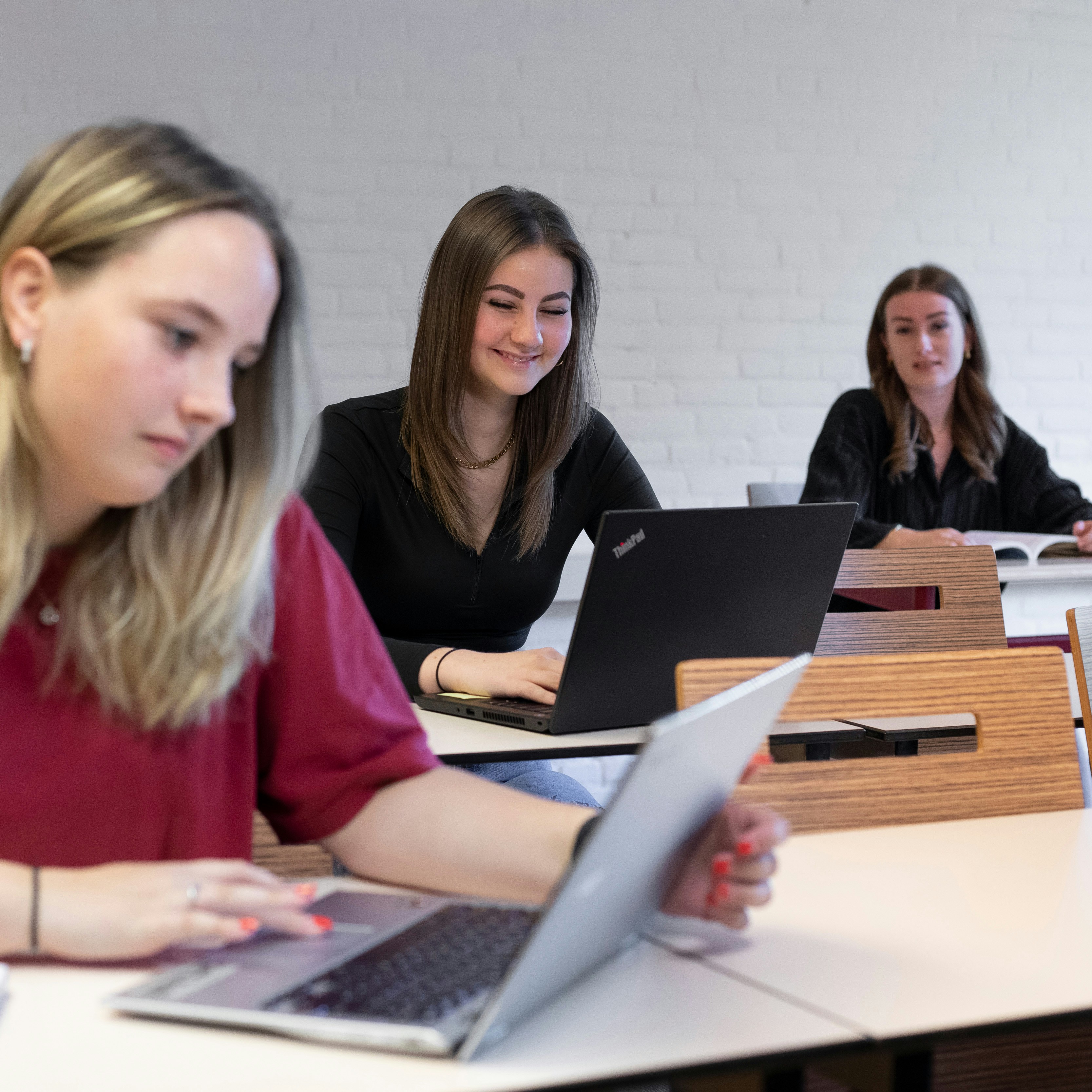 Student zit achter een laptop