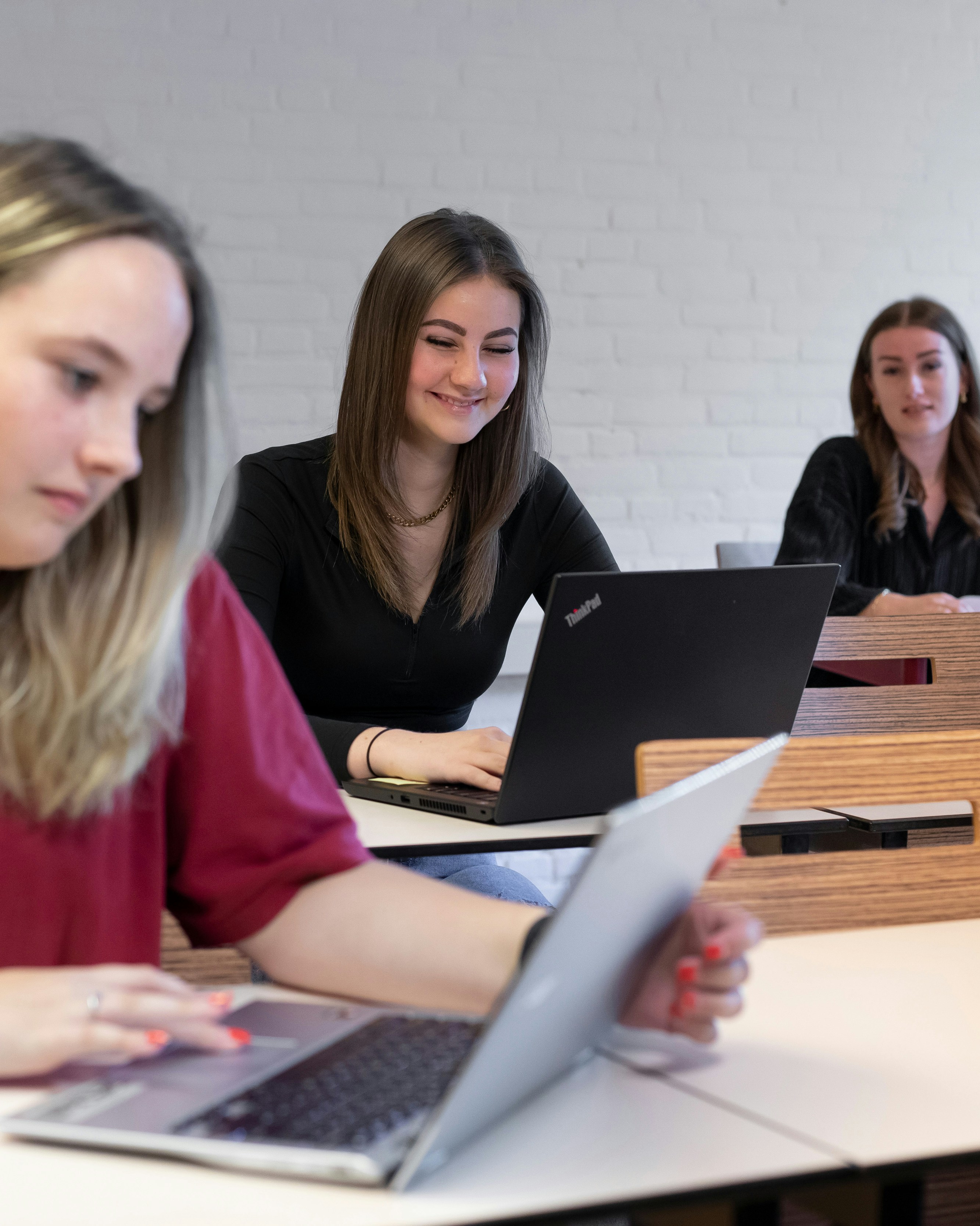 Studenten zitten achter een laptop