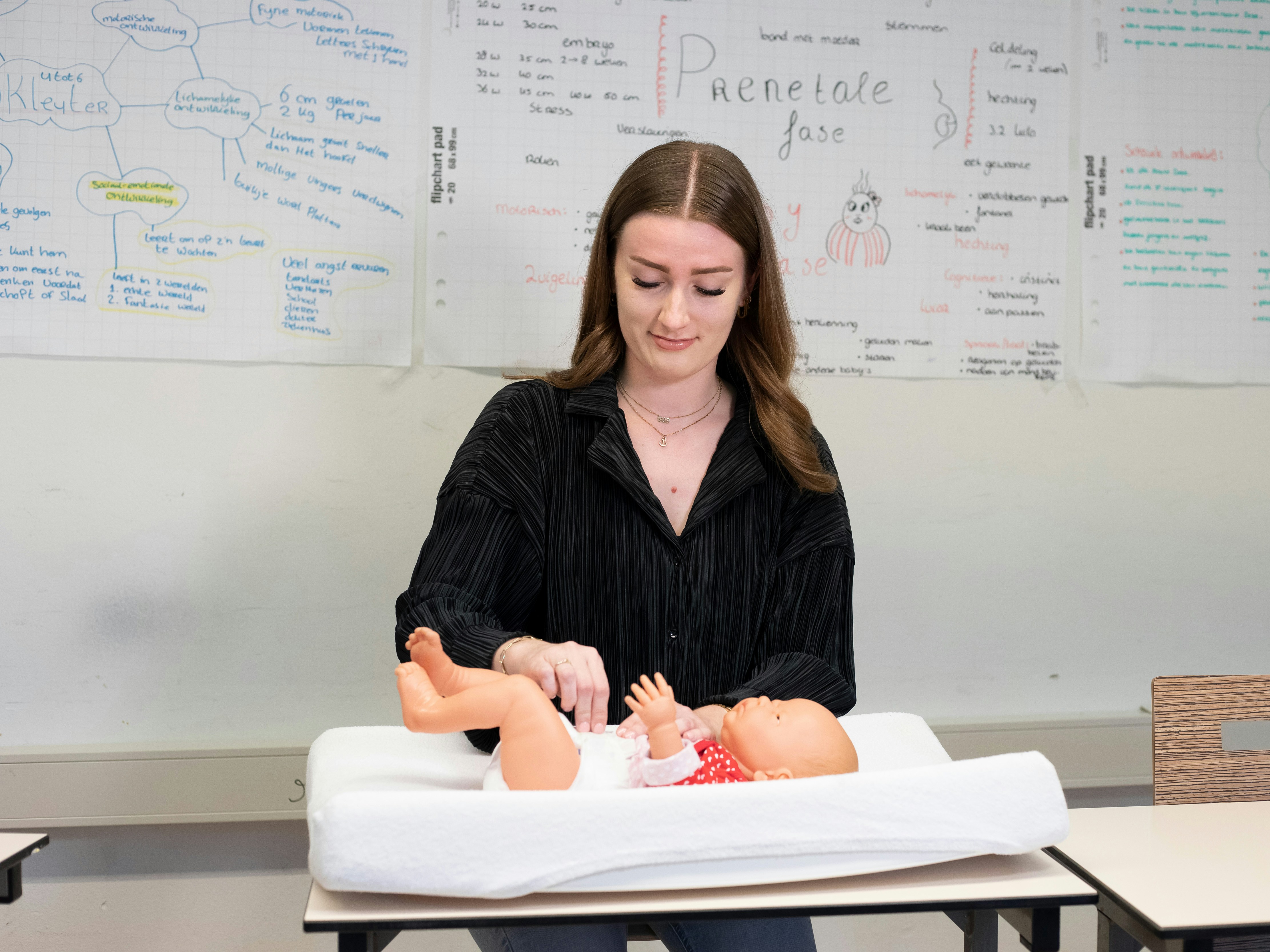 Student verschoont een baby