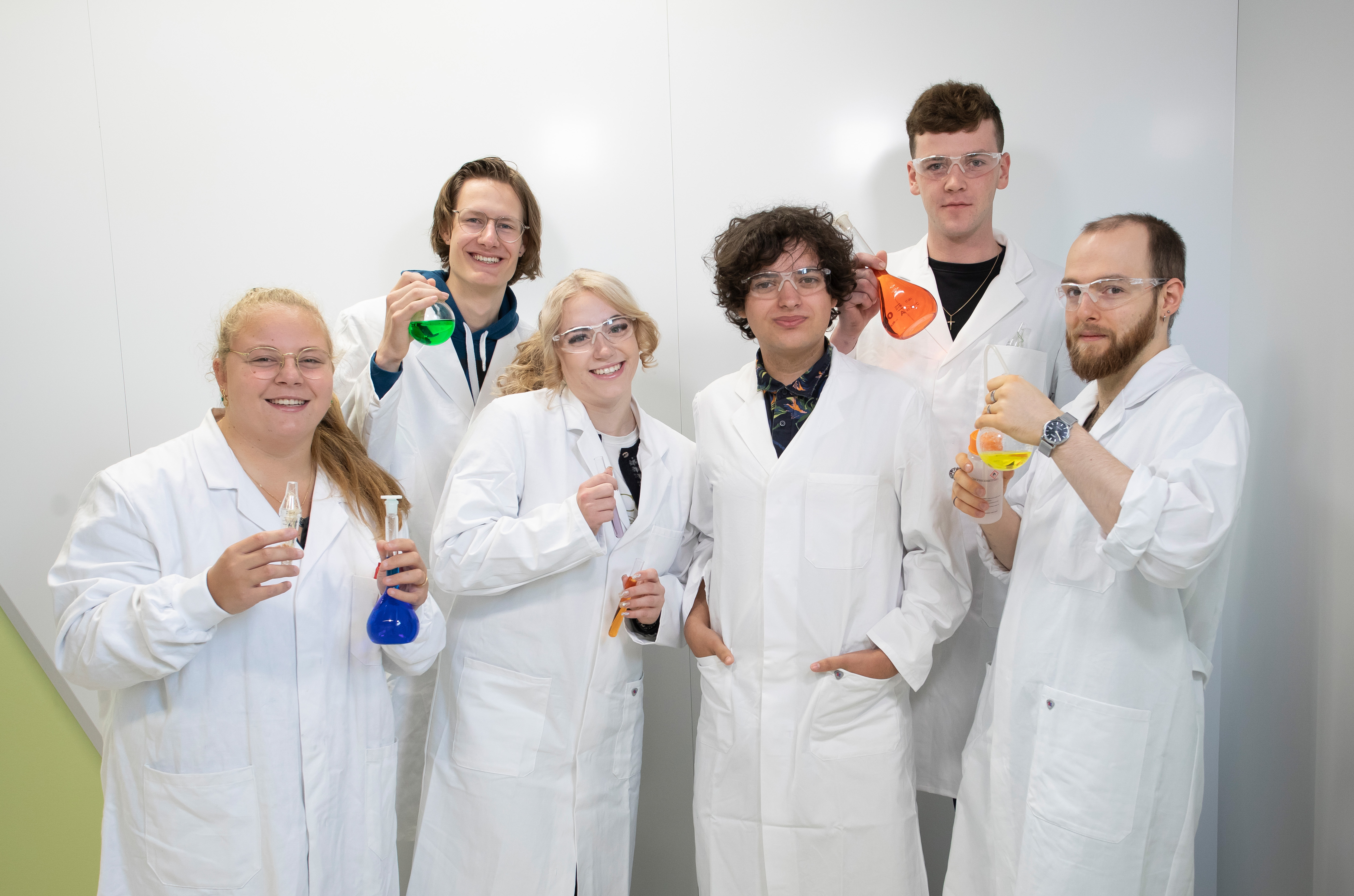 Studenten in een laboratoriumjas poseren voor de camera