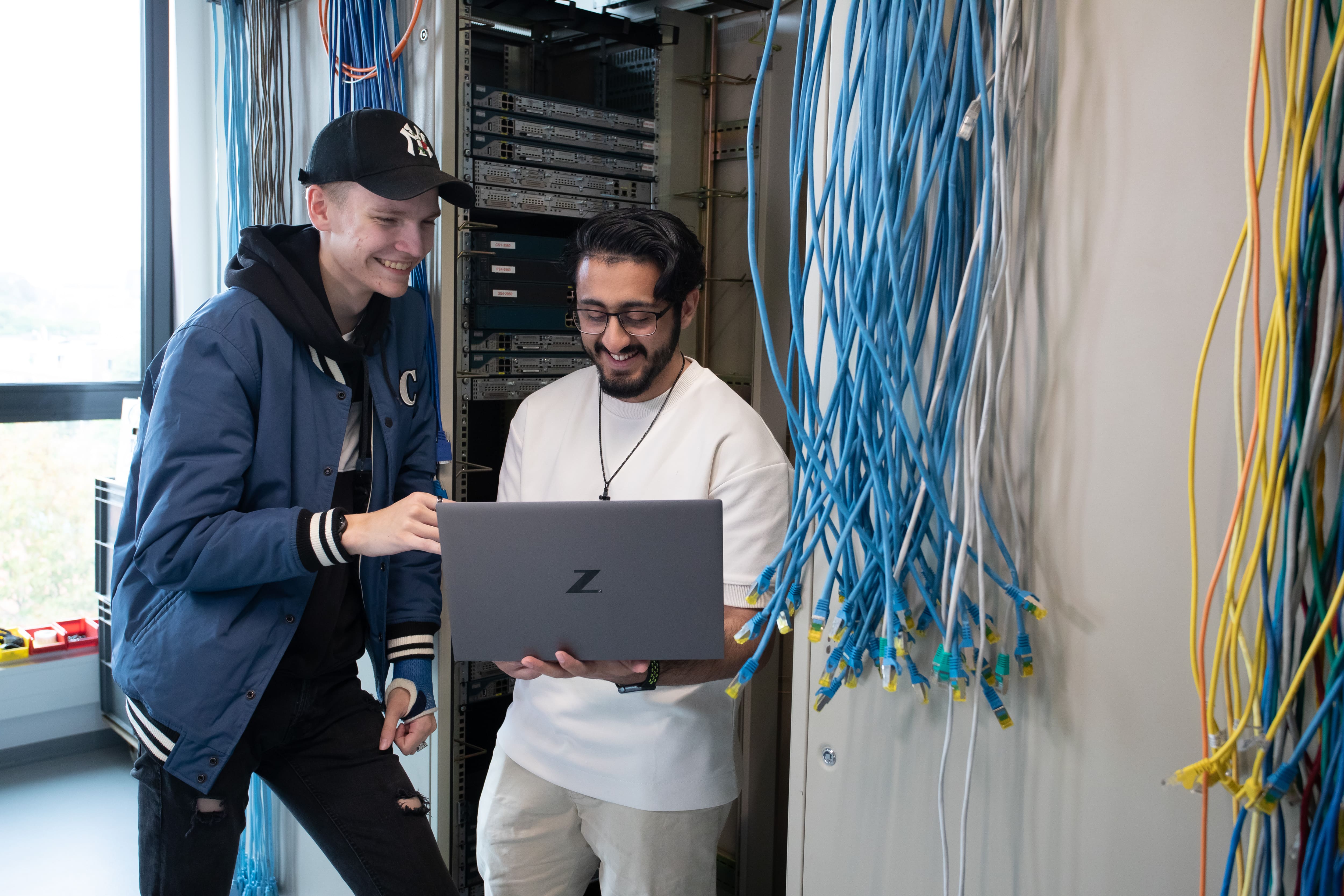2 studenten samen met de laptop