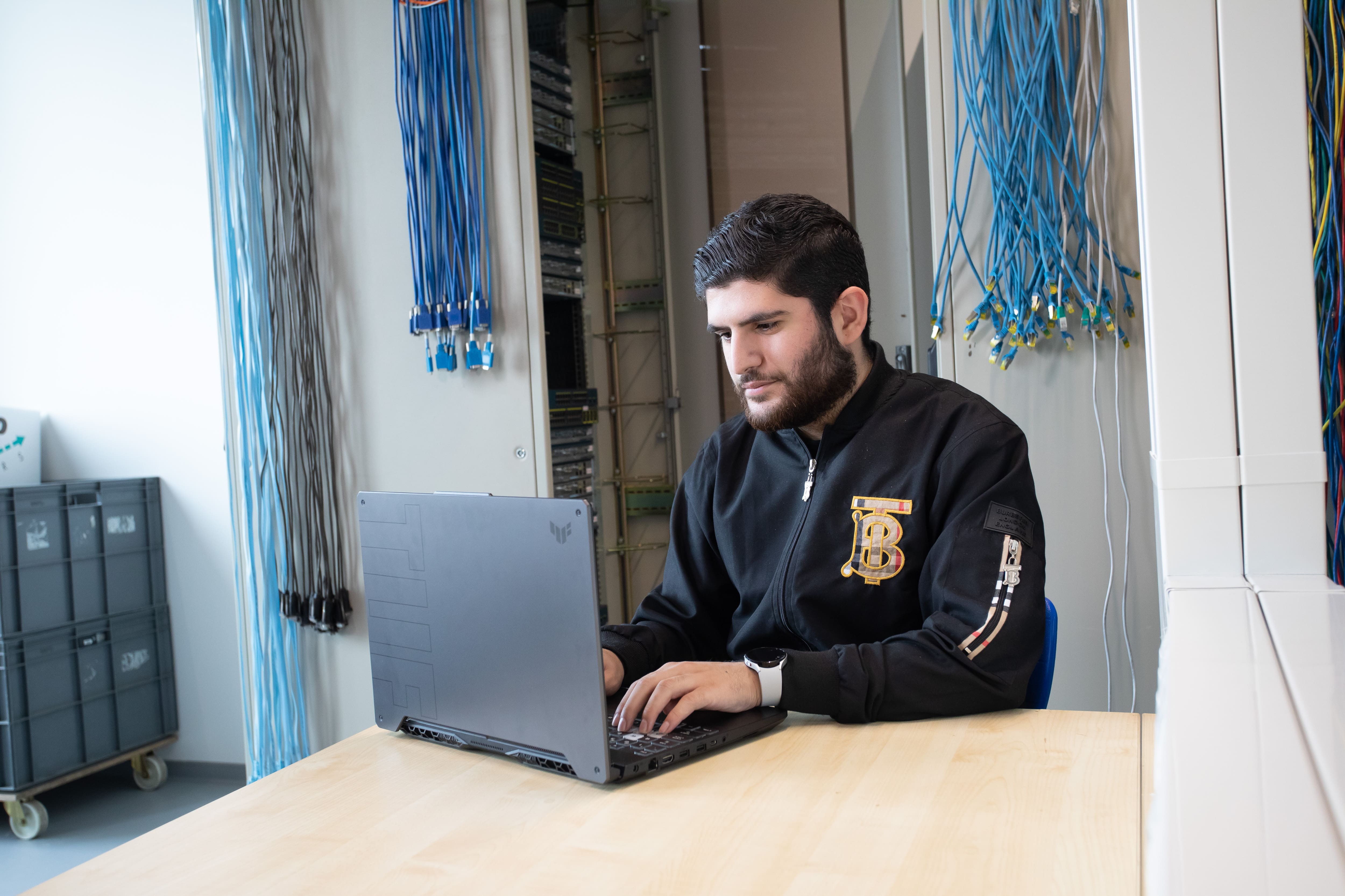 Student bezig achter de laptop