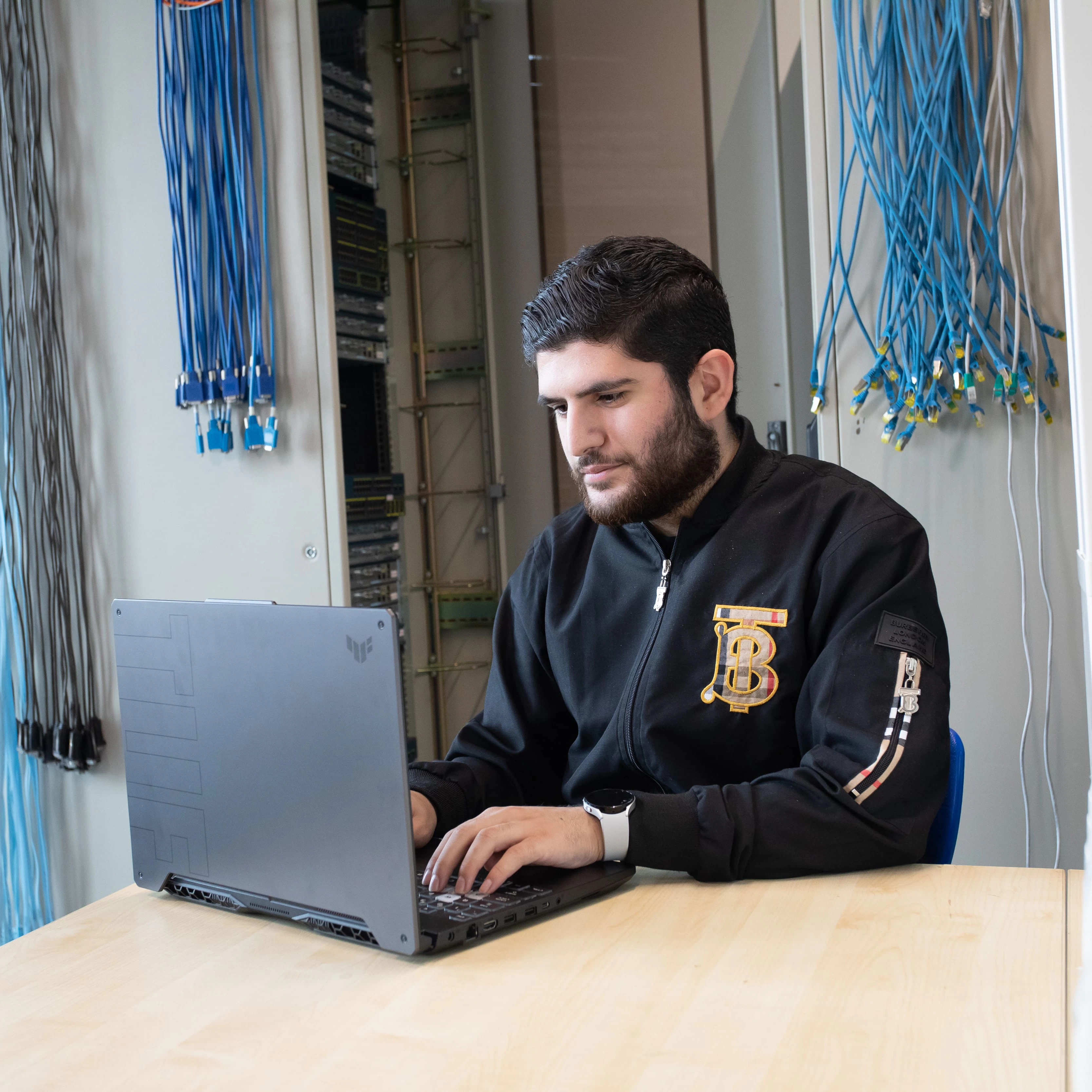Student bezig achter de laptop