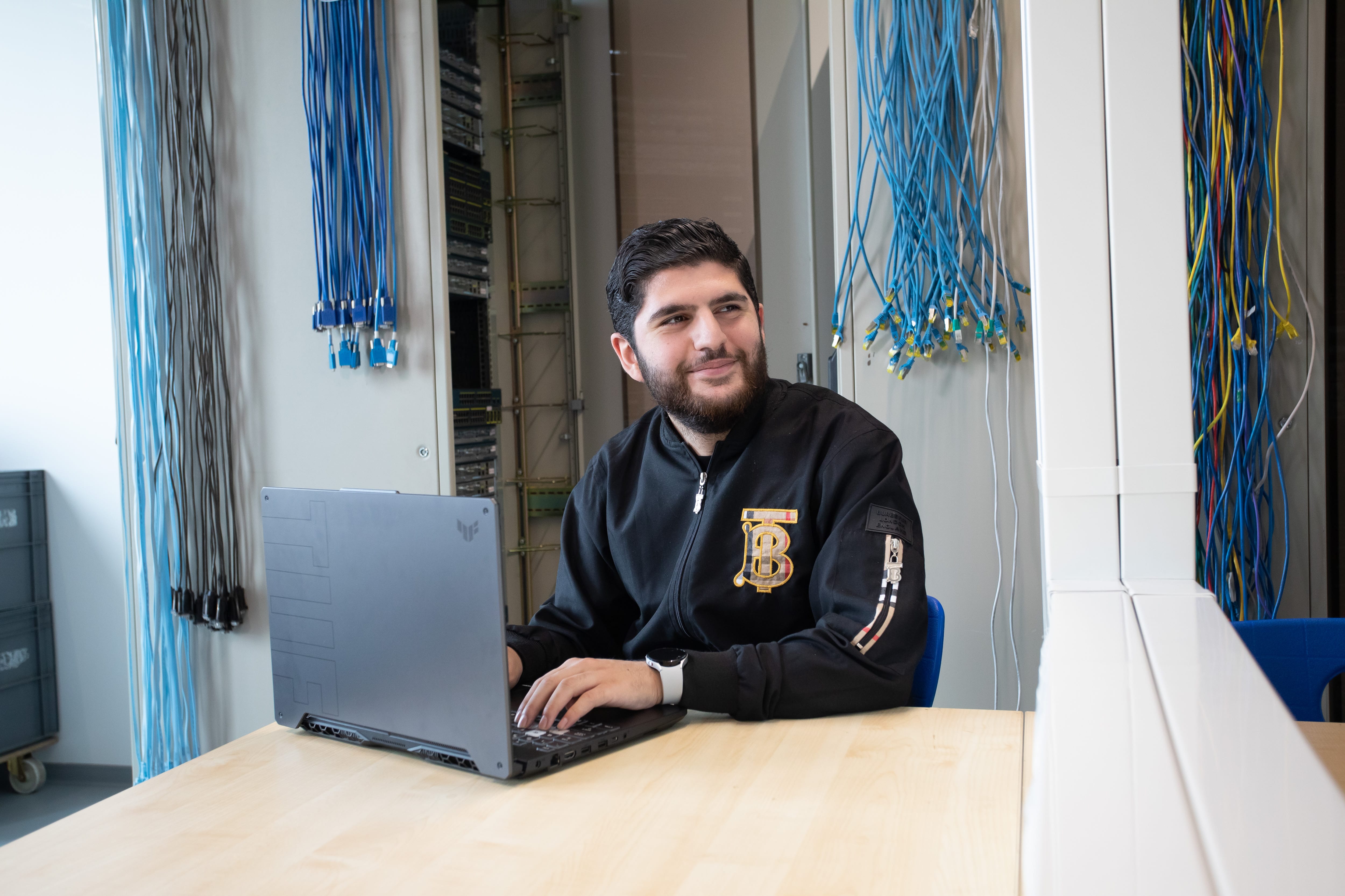 Student achter de laptop aan tafel