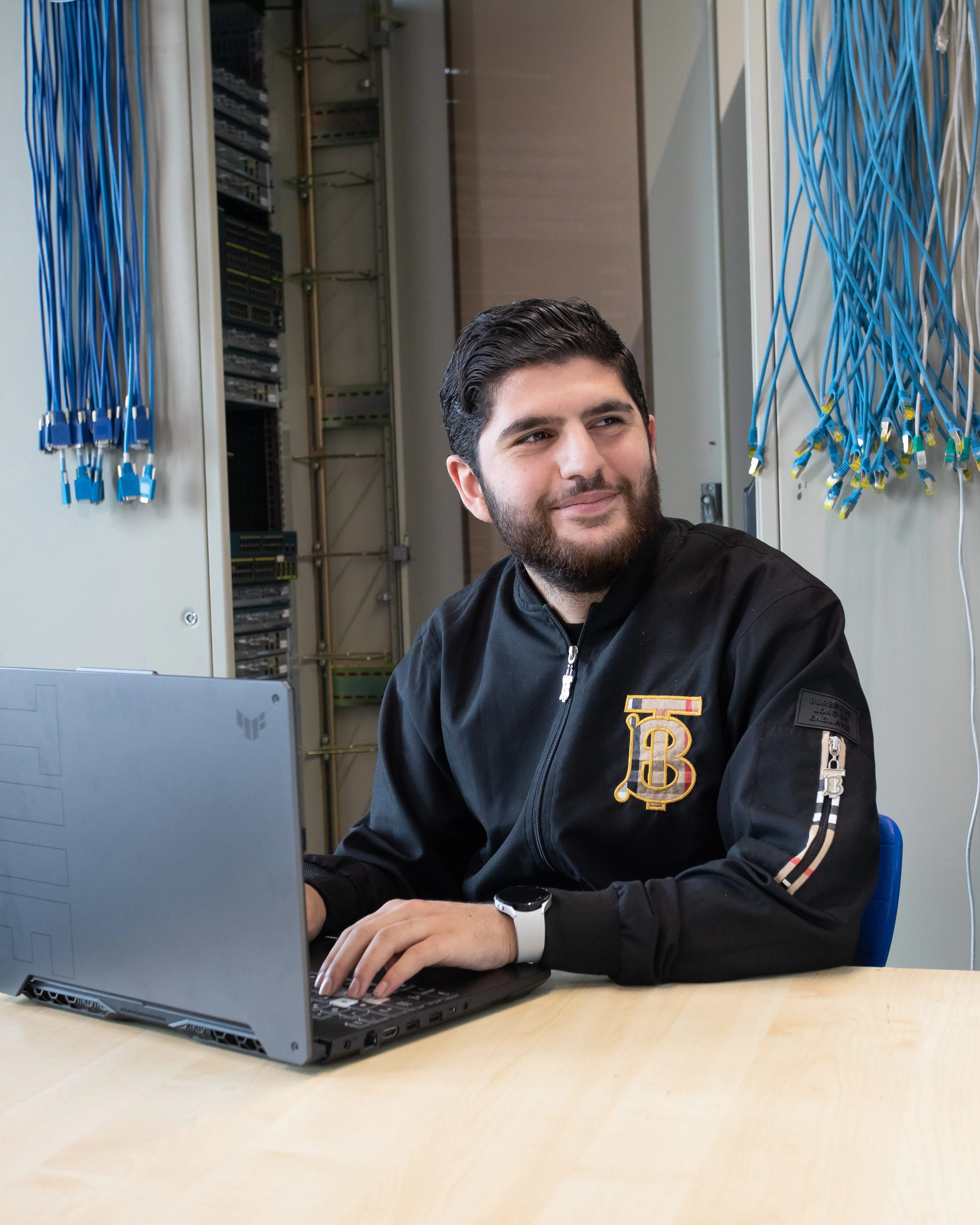 Student achter de laptop aan tafel