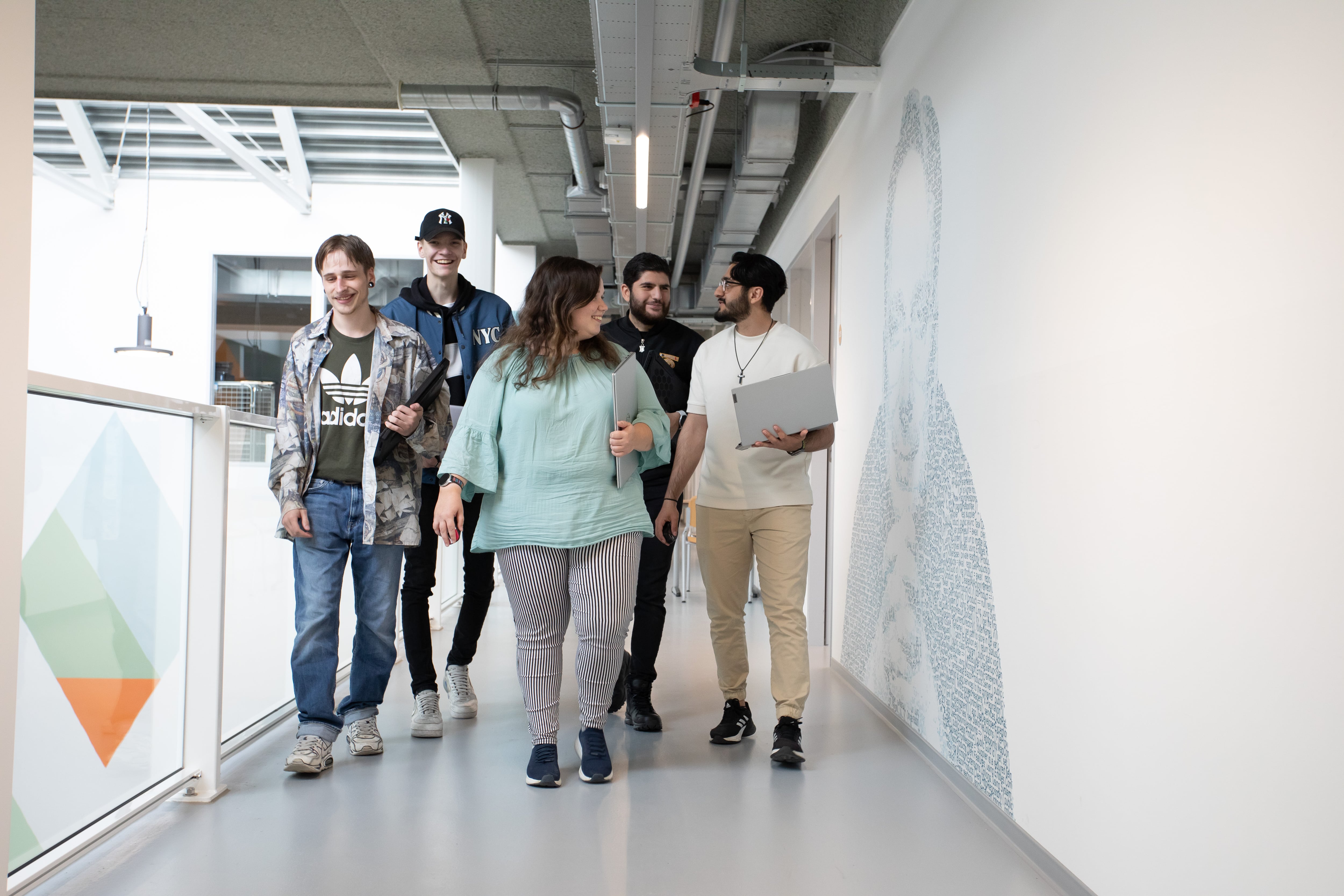 groep studenten lopen met laptops