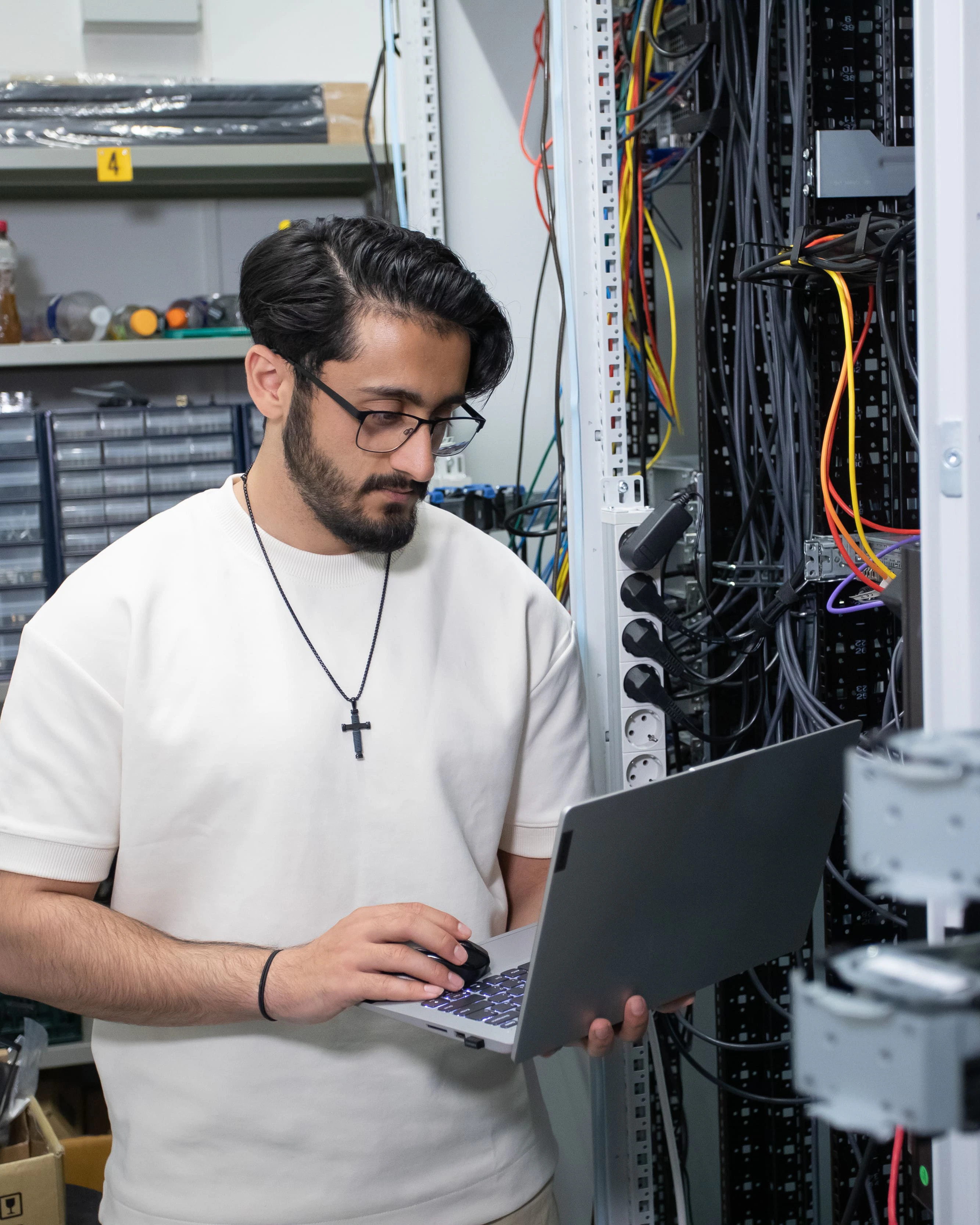 Student met laptop in ICT ruimte