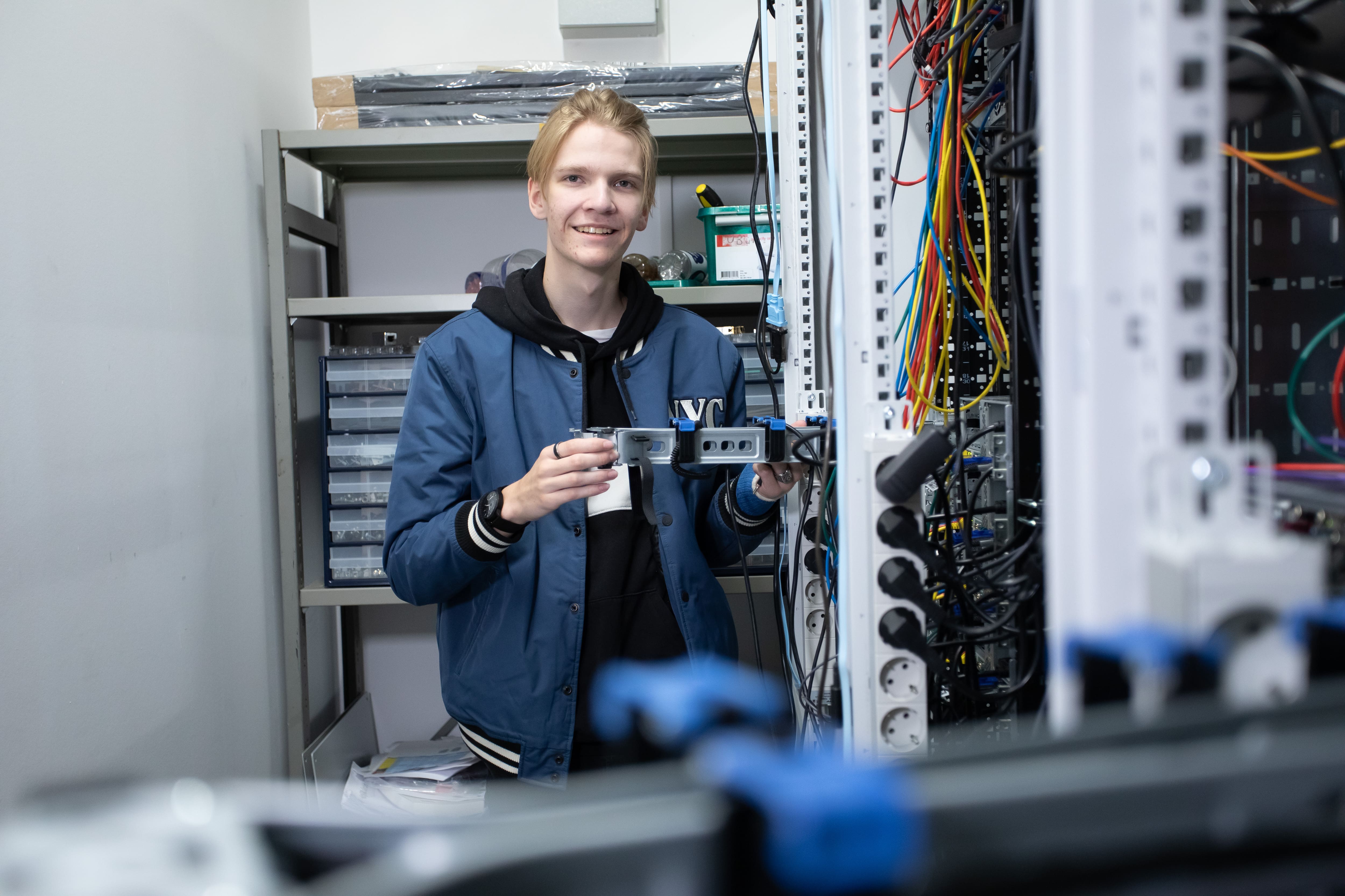 Student houdt iets vast voor ICT