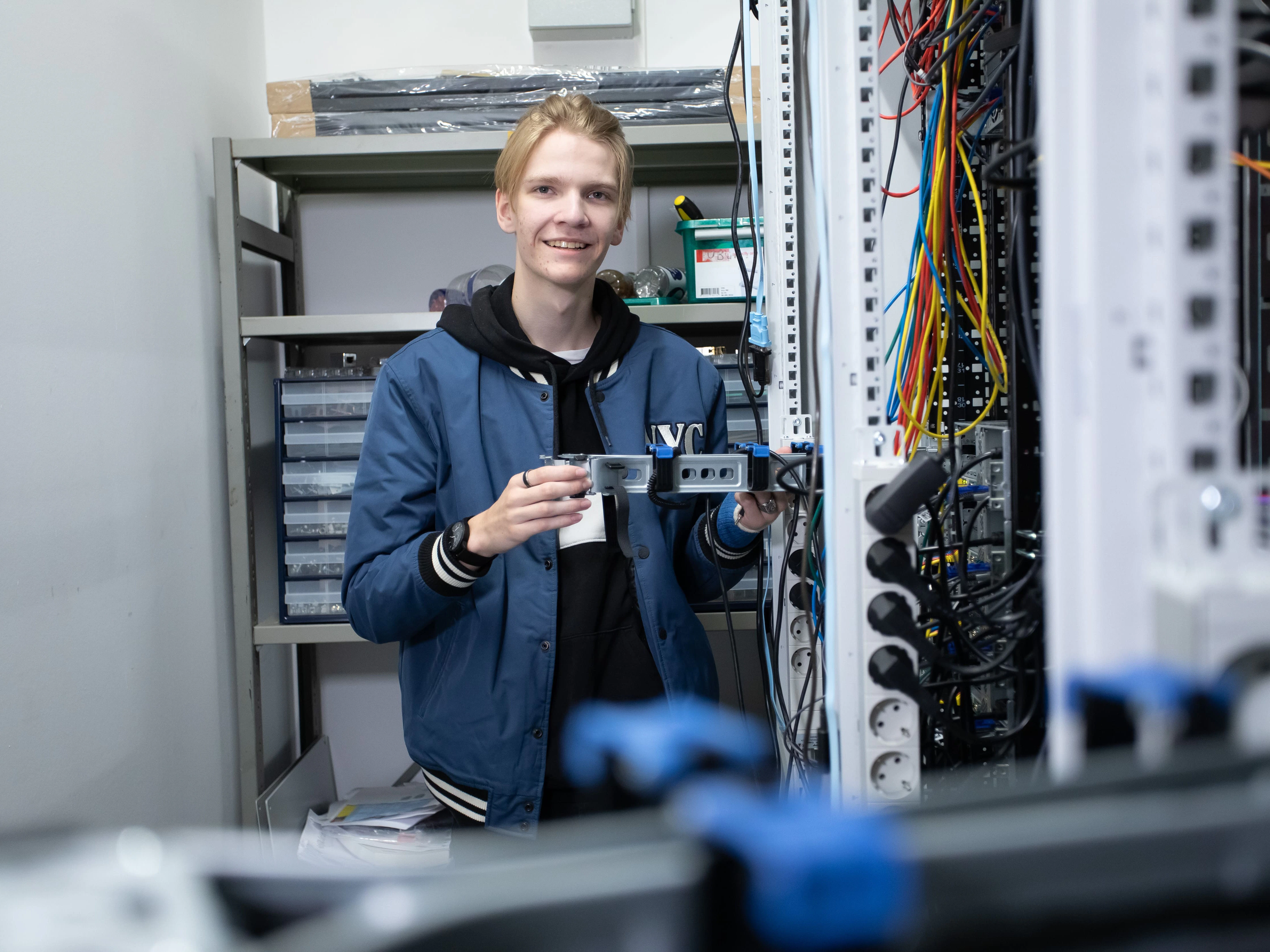 Student houdt iets vast voor ICT