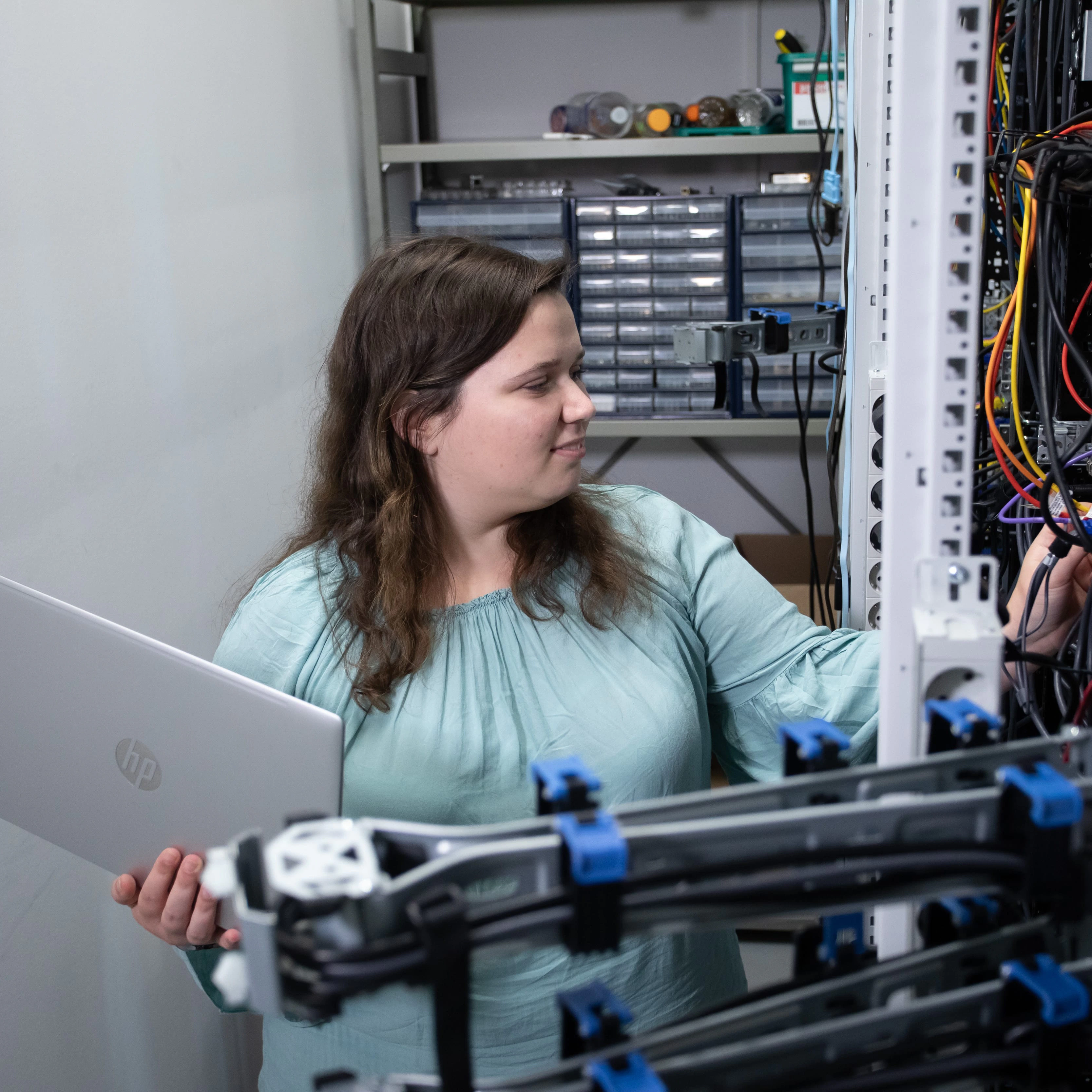 Student bezig in ICT ruimte