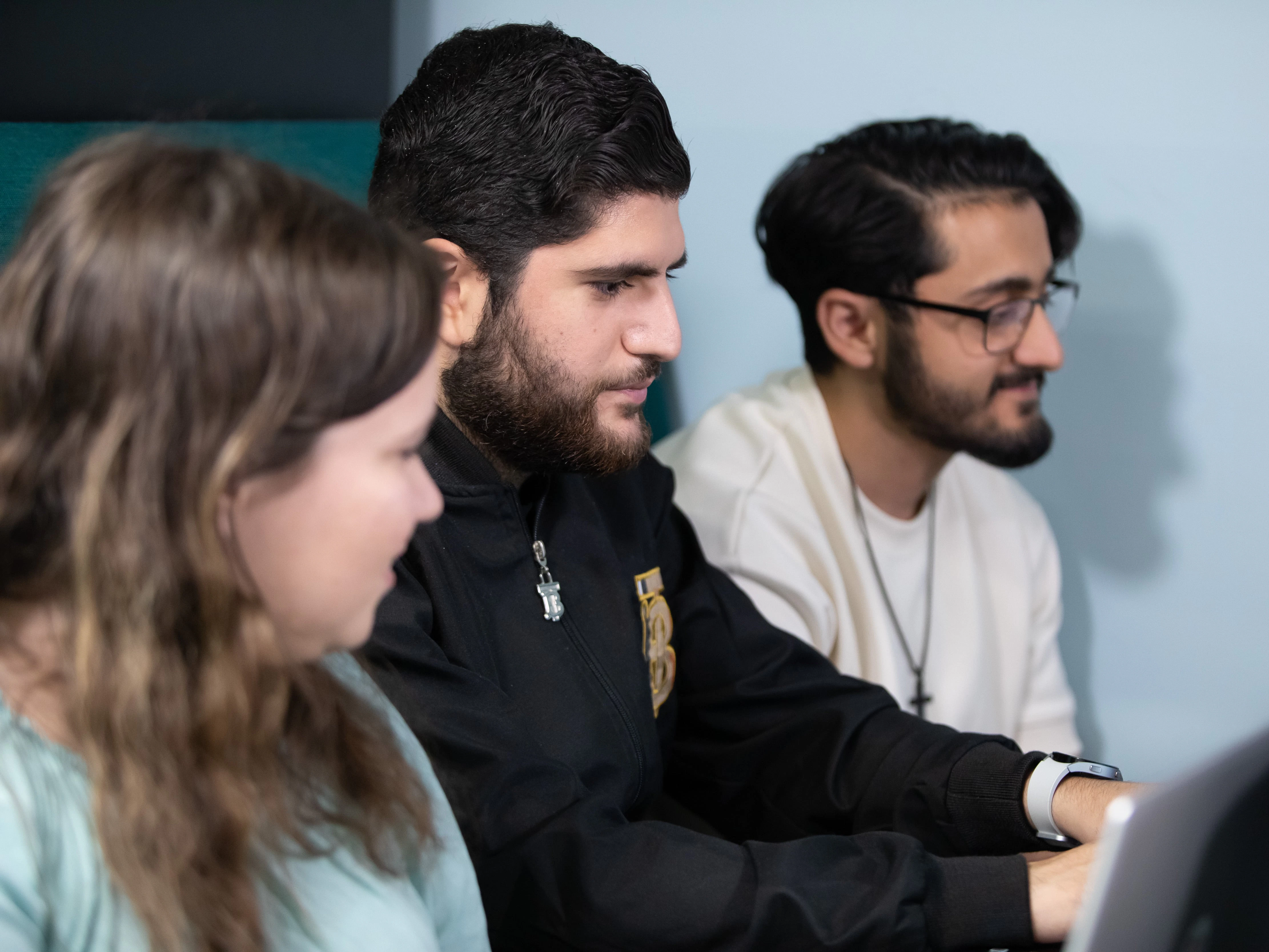 Studenten achter de laptop