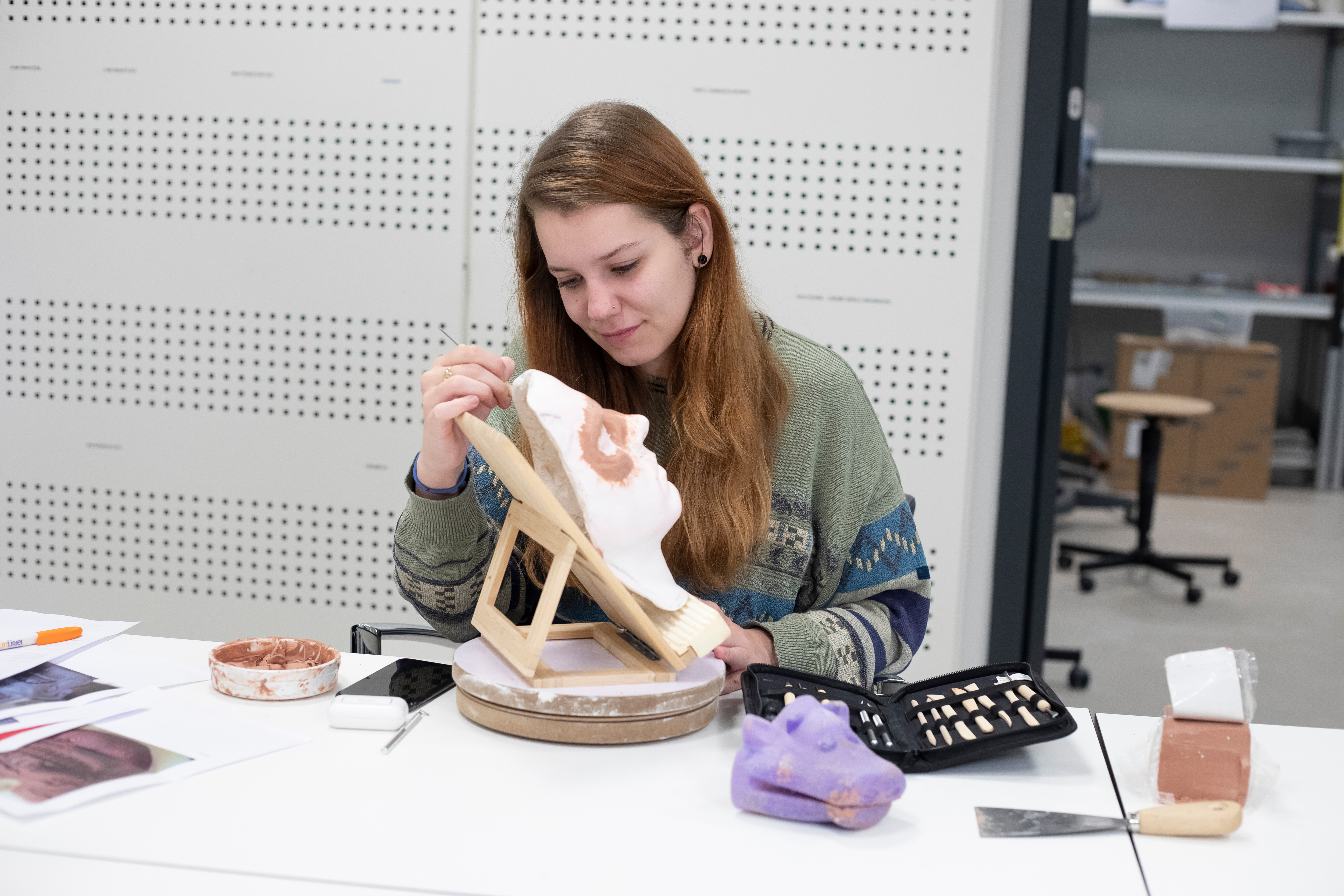 Persoon is bezig een mal op te maken