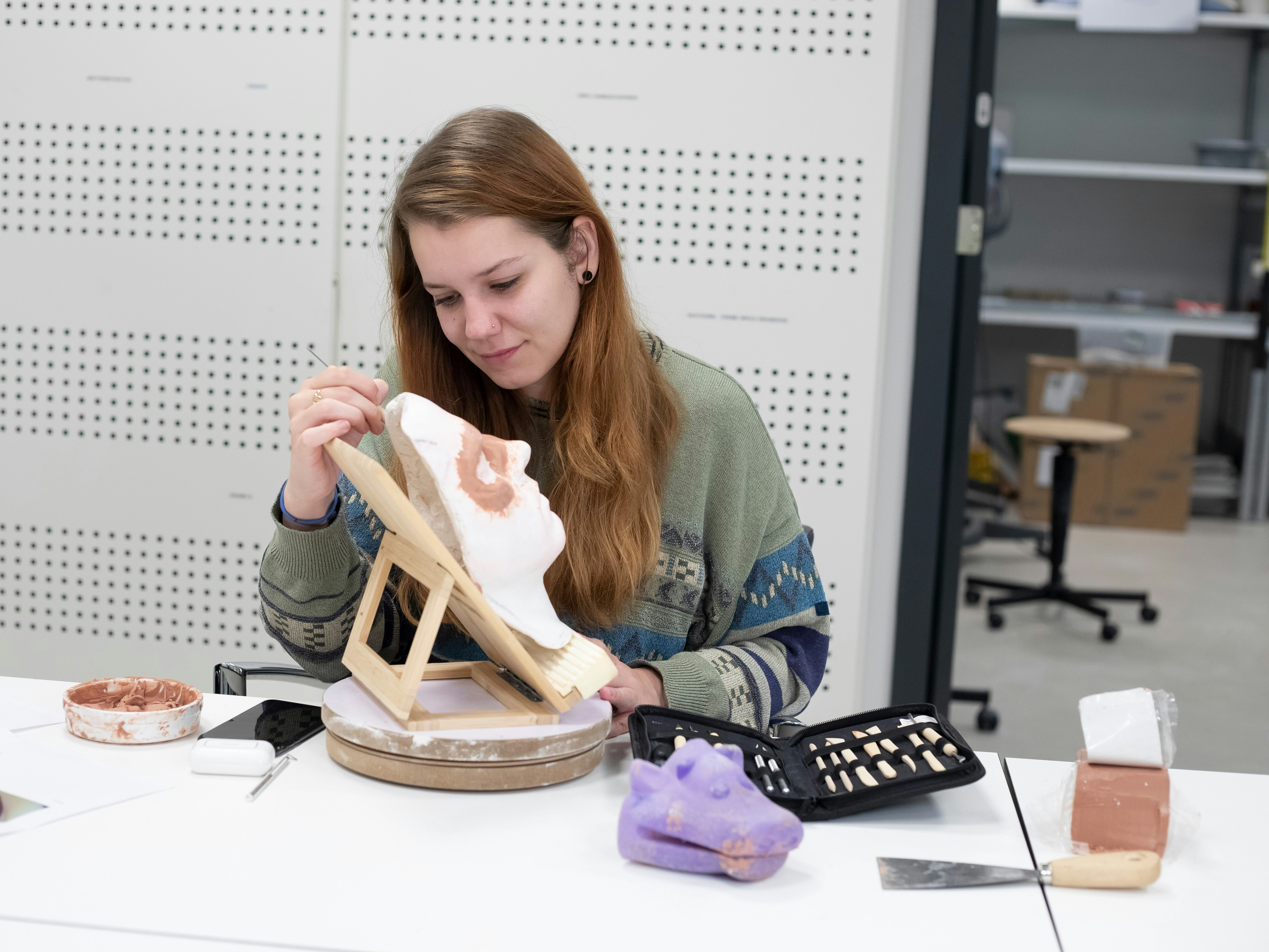 Persoon is bezig een mal op te maken