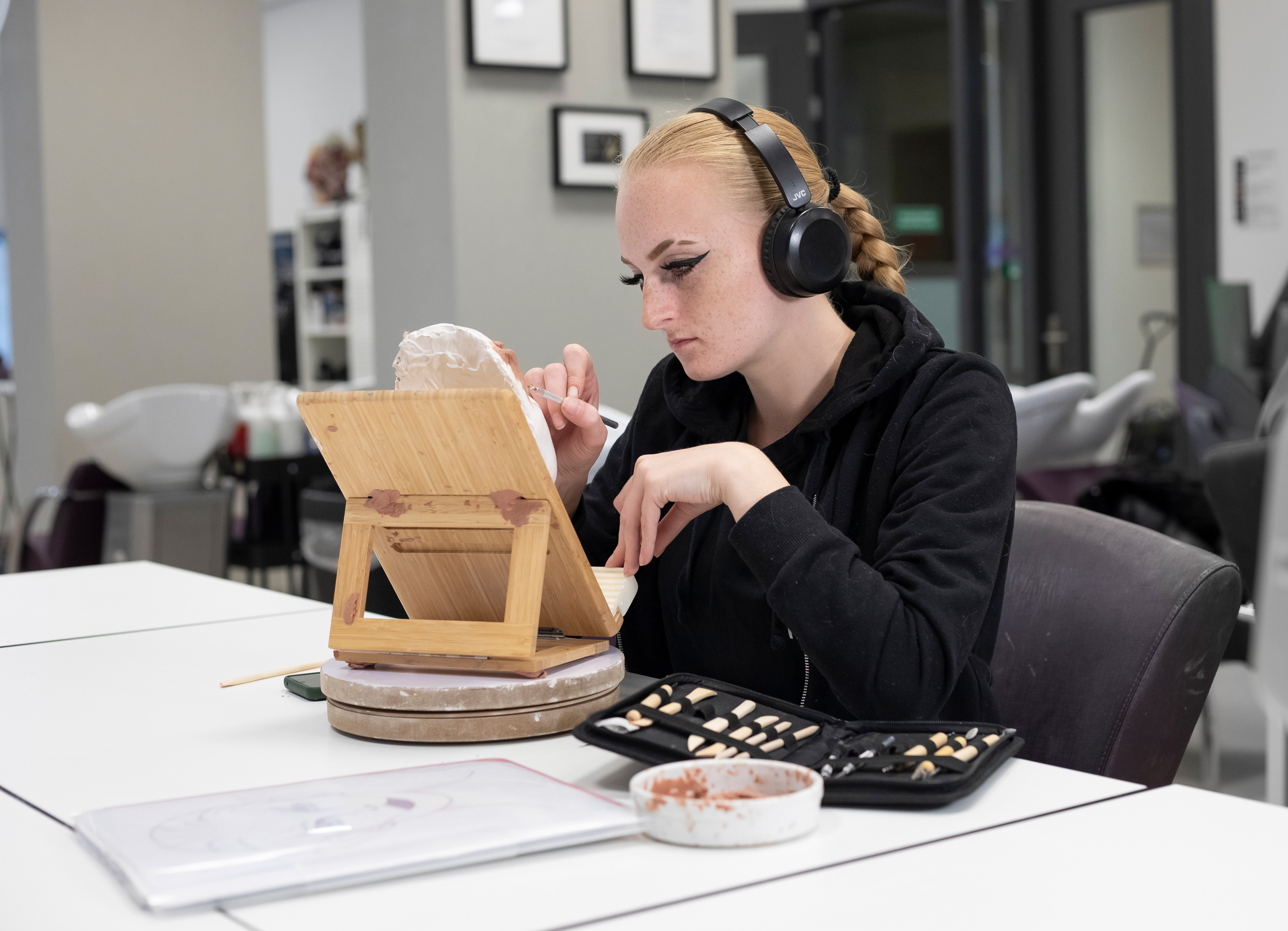 Persoon is bezig een mal aan het opmaken met make-up